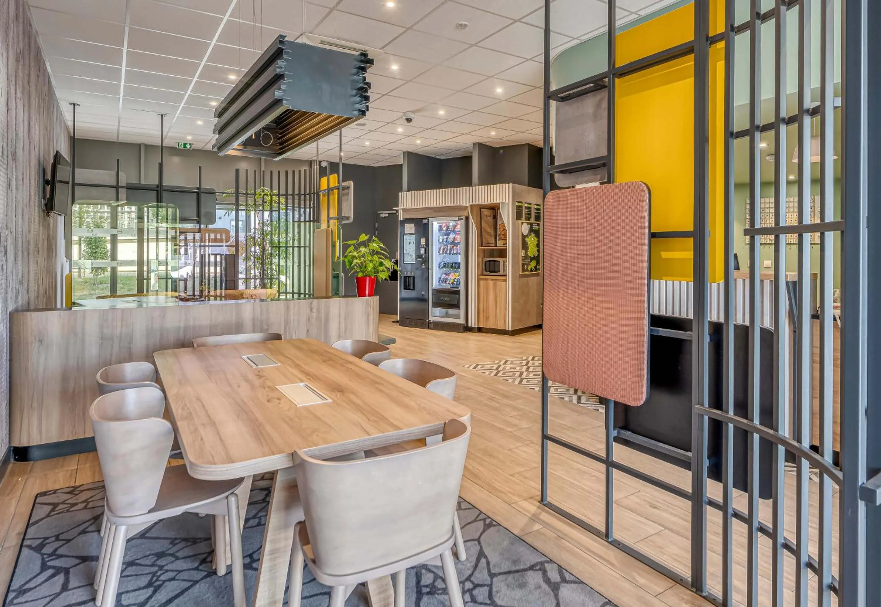 Seating area in B&B HOTEL Bordeaux Centre Gare Saint-Jean