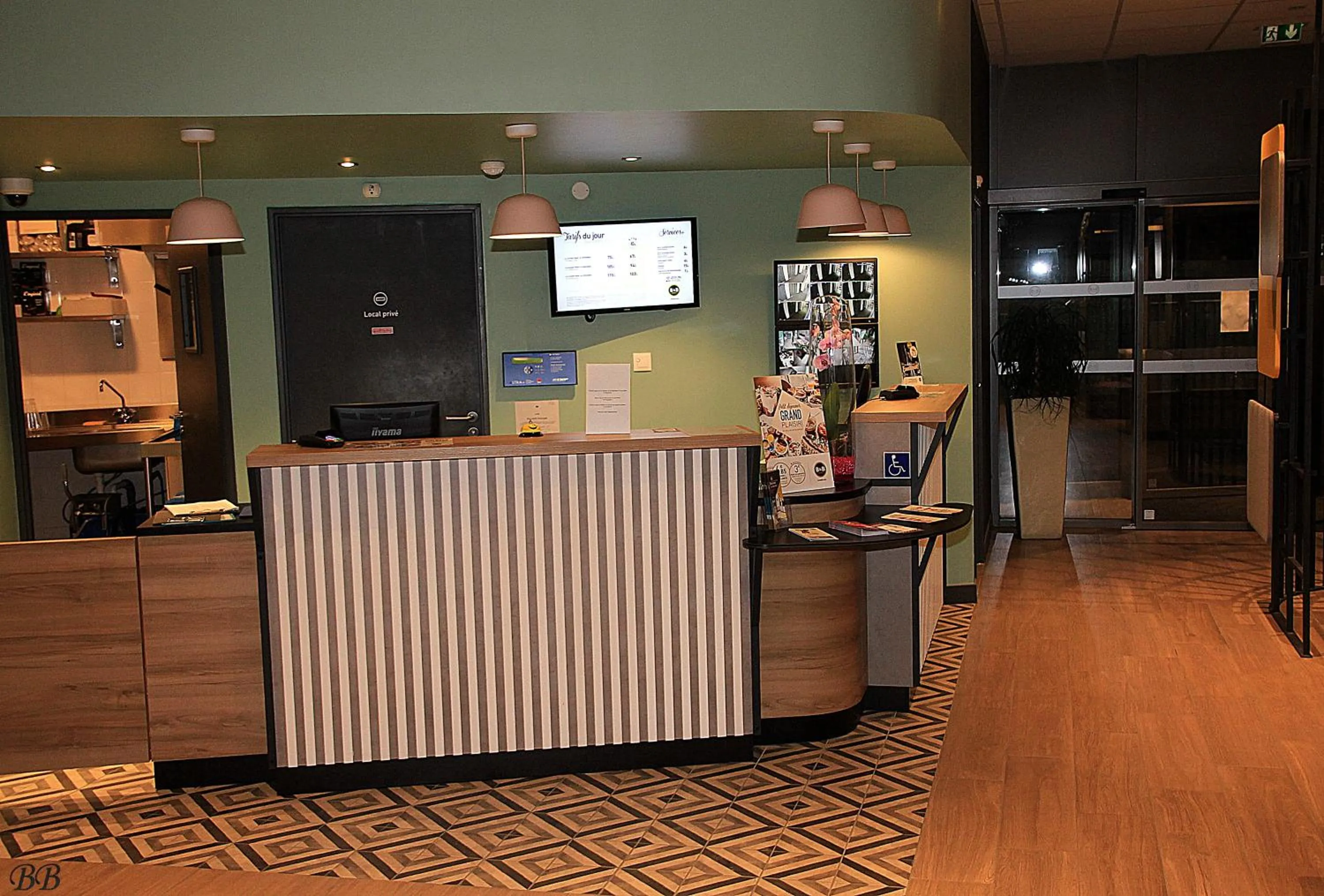 Lobby or reception in B&B HOTEL Bordeaux Centre Gare Saint-Jean