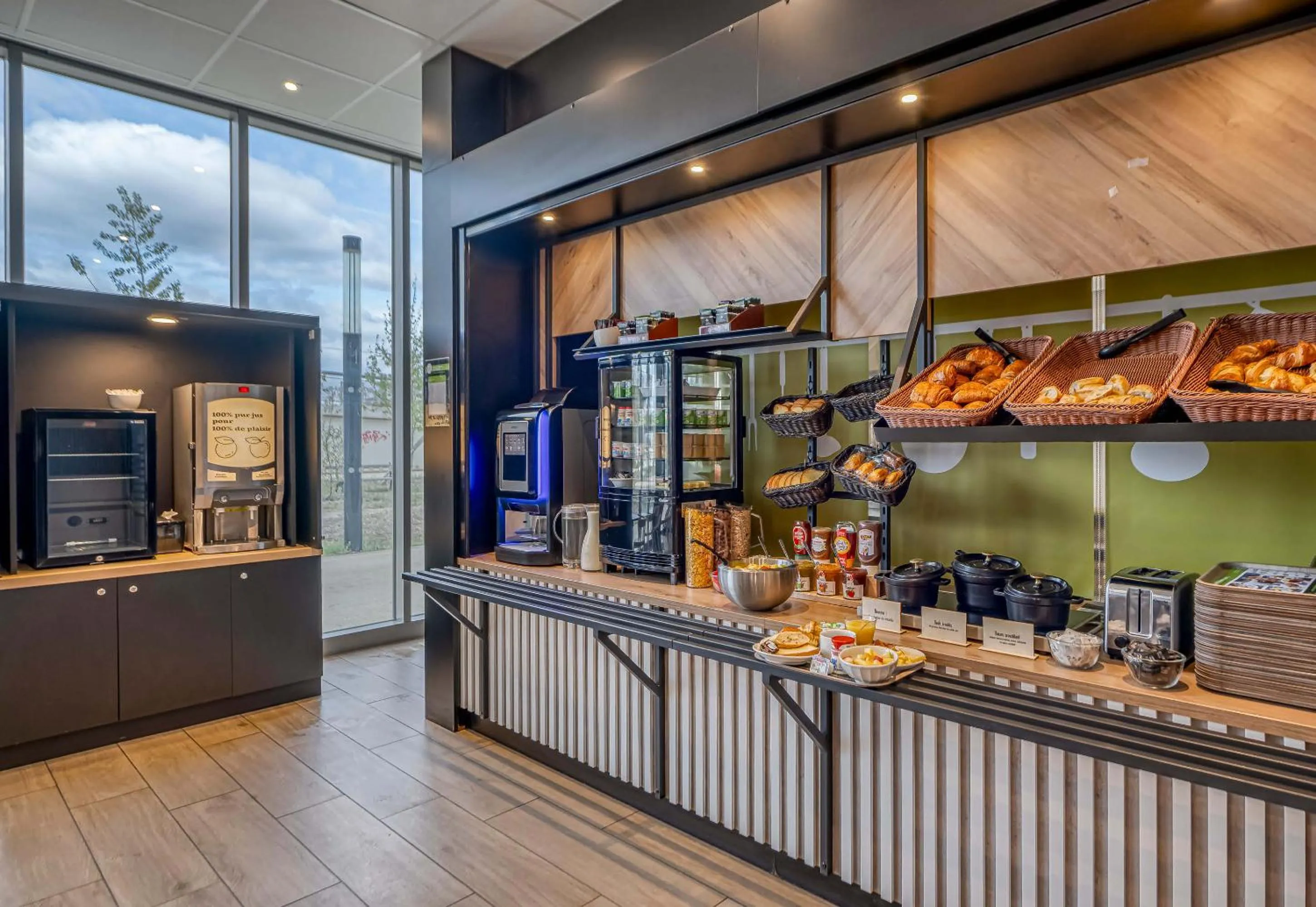 Buffet breakfast in B&B HOTEL Bordeaux Centre Gare Saint-Jean