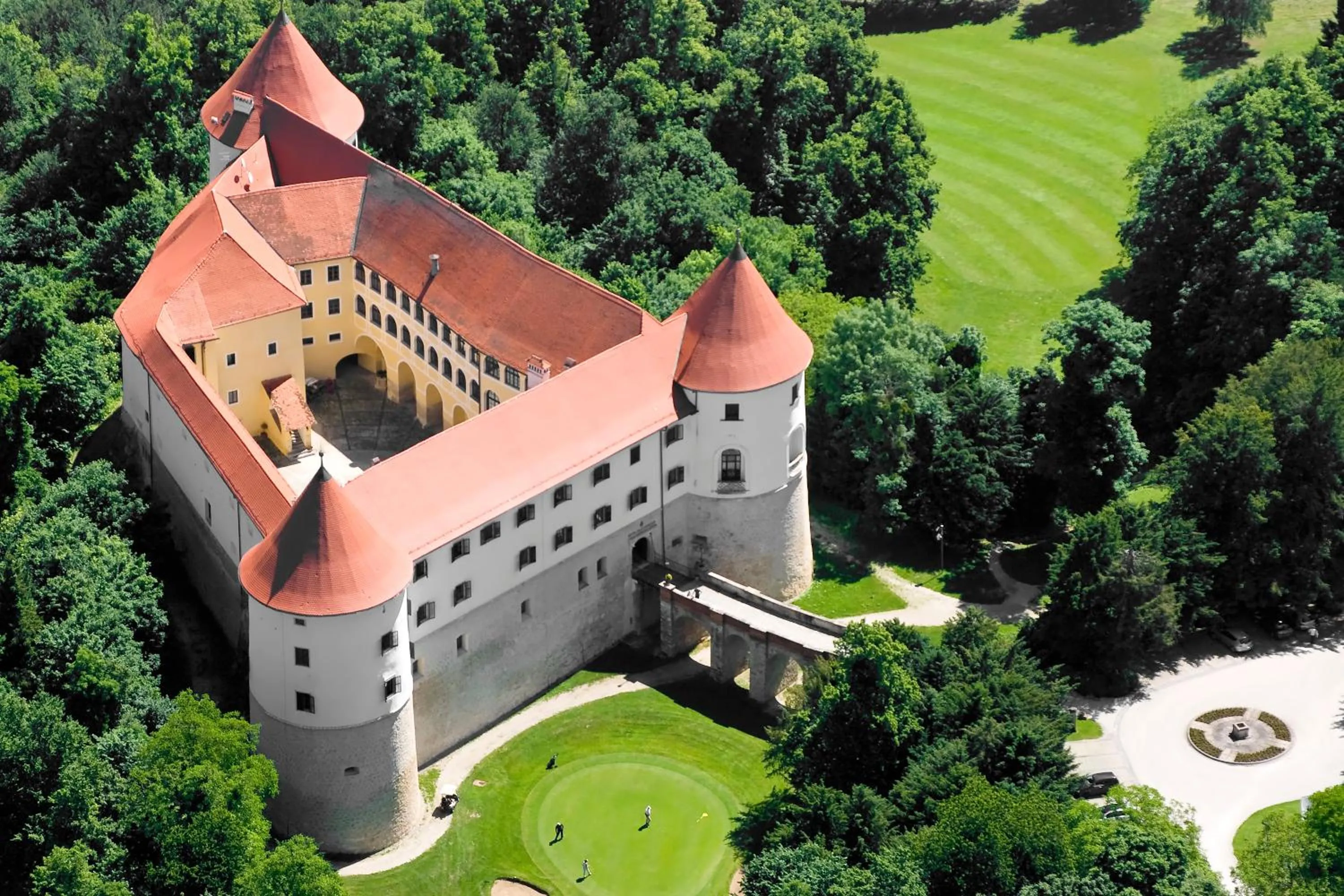 Area and facilities in Mokrice Castle Estate