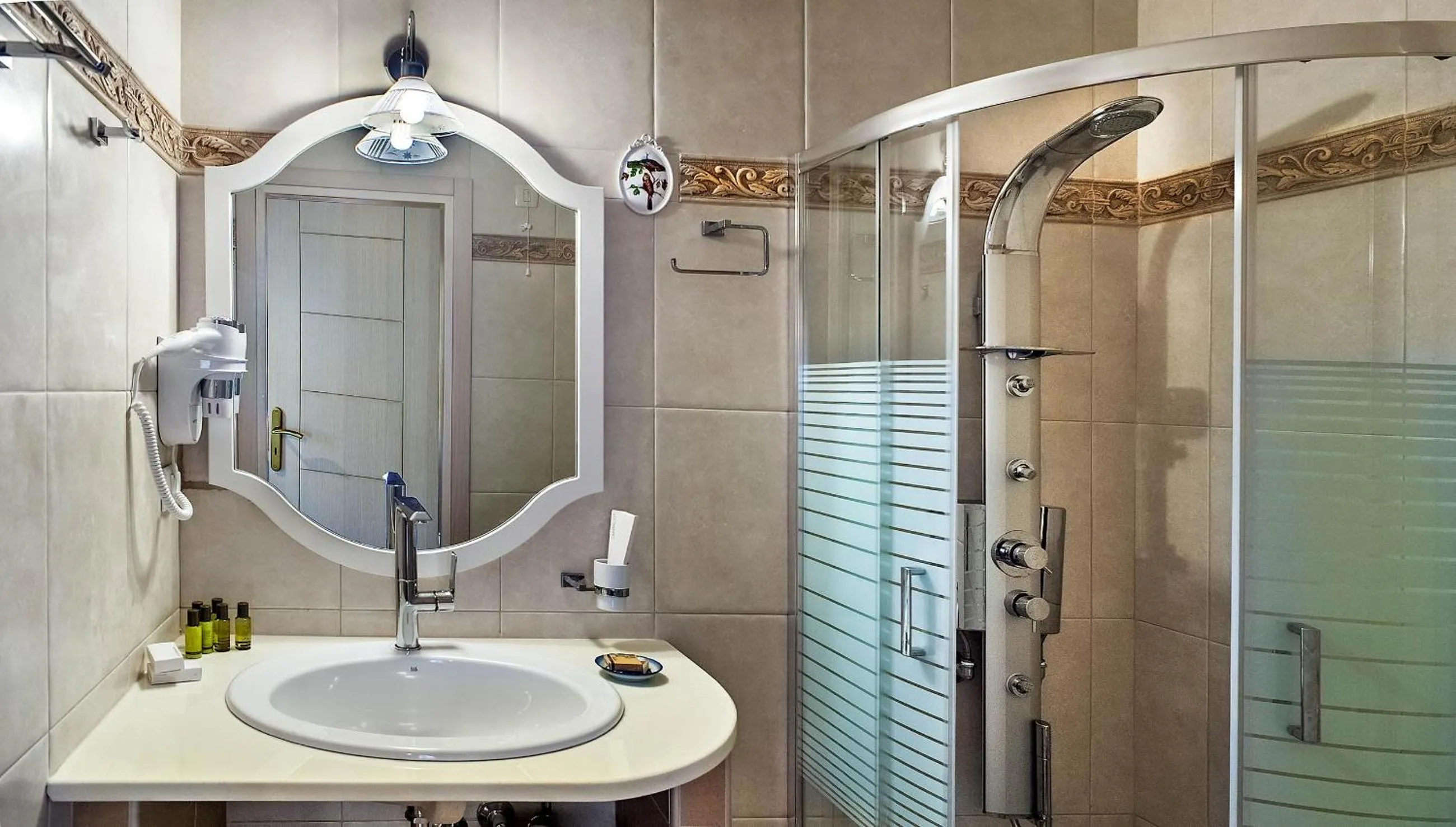 Bathroom in Gioraldi Art Hotel