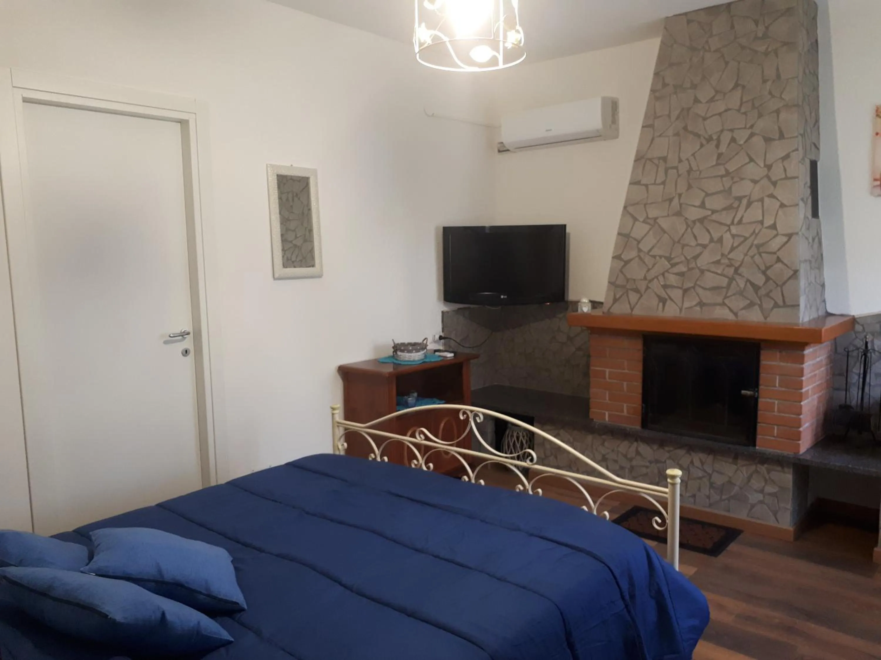 Communal lounge/ TV room in Villa Miriade B&b