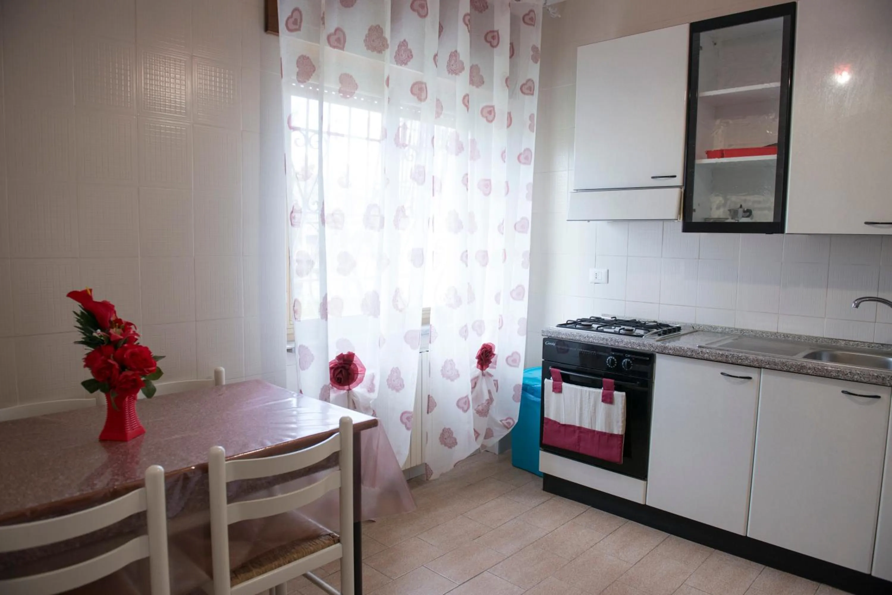 Communal kitchen in Villa Miriade B&b