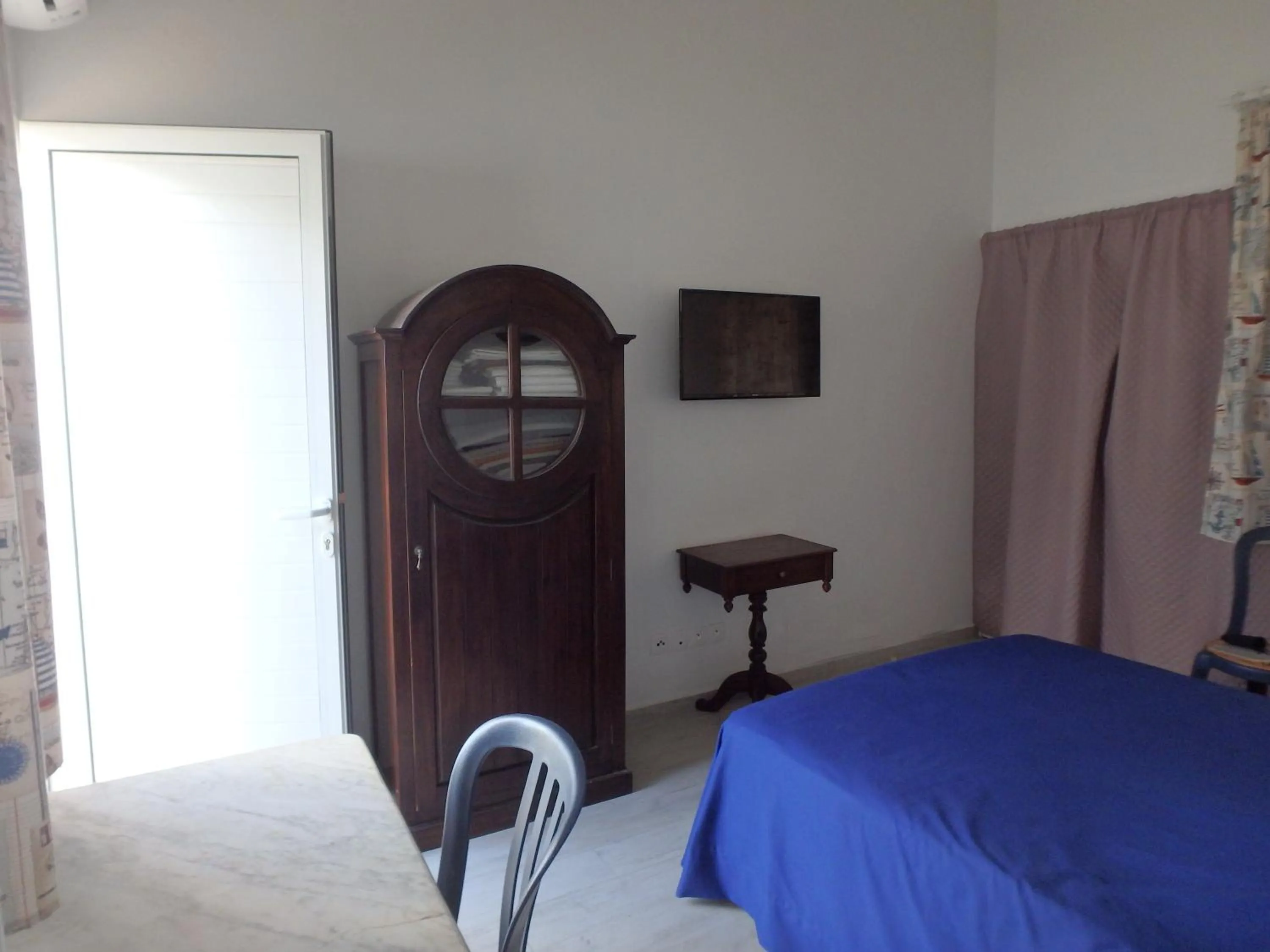 Decorative detail, Bed in La Marine