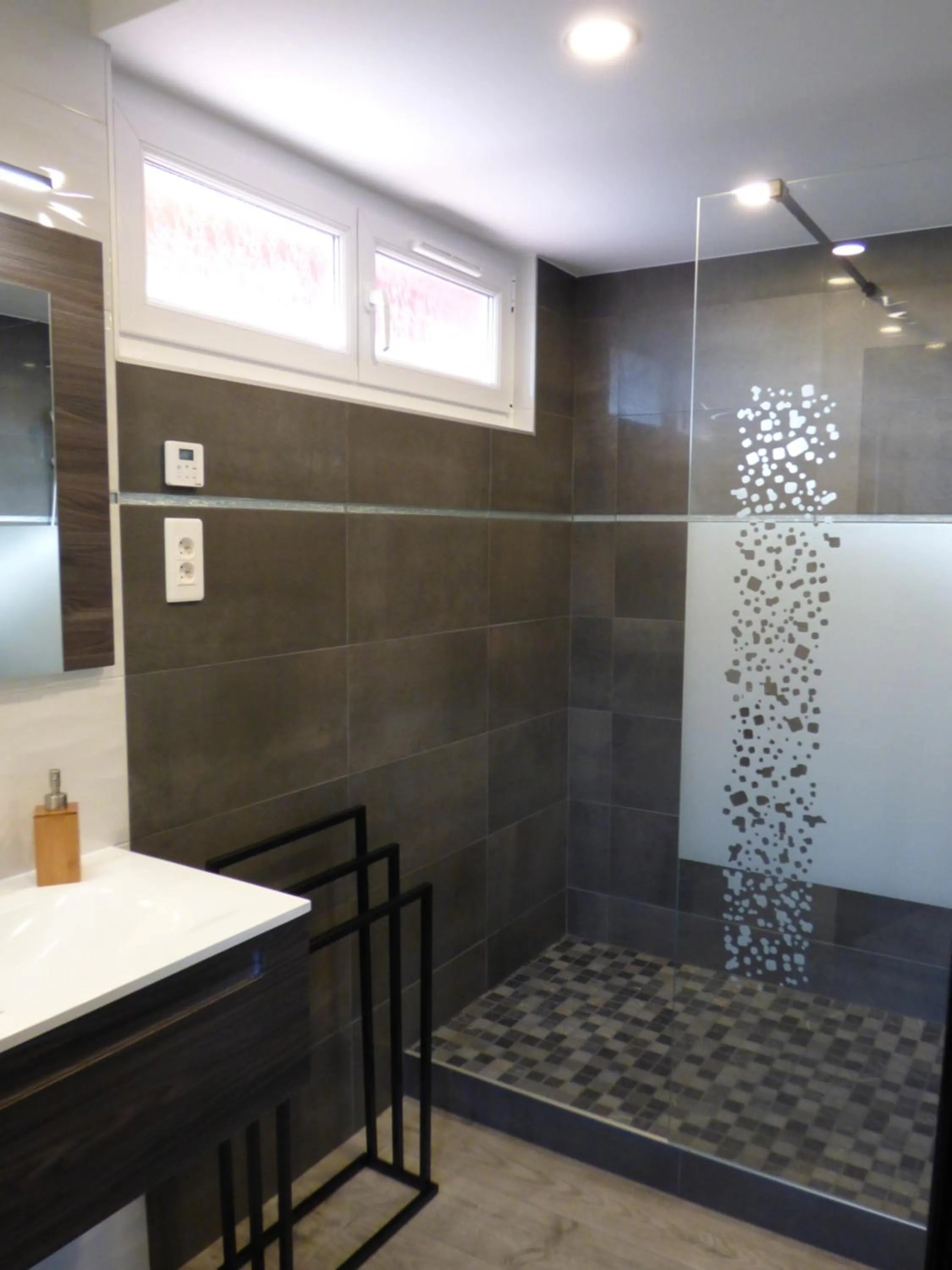 Shower in La Colline aux Yeux Doubs