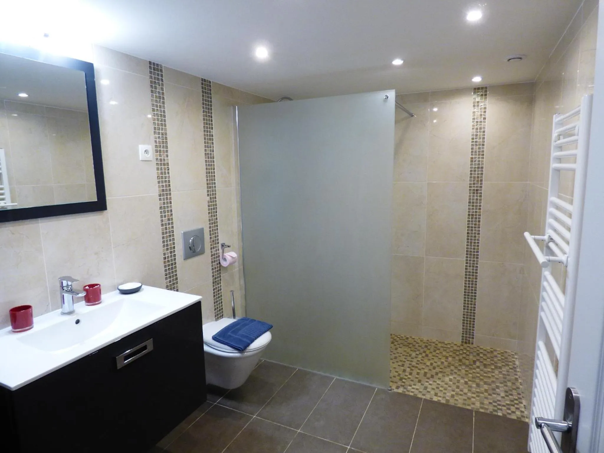 Photo of the whole room in La Colline aux Yeux Doubs