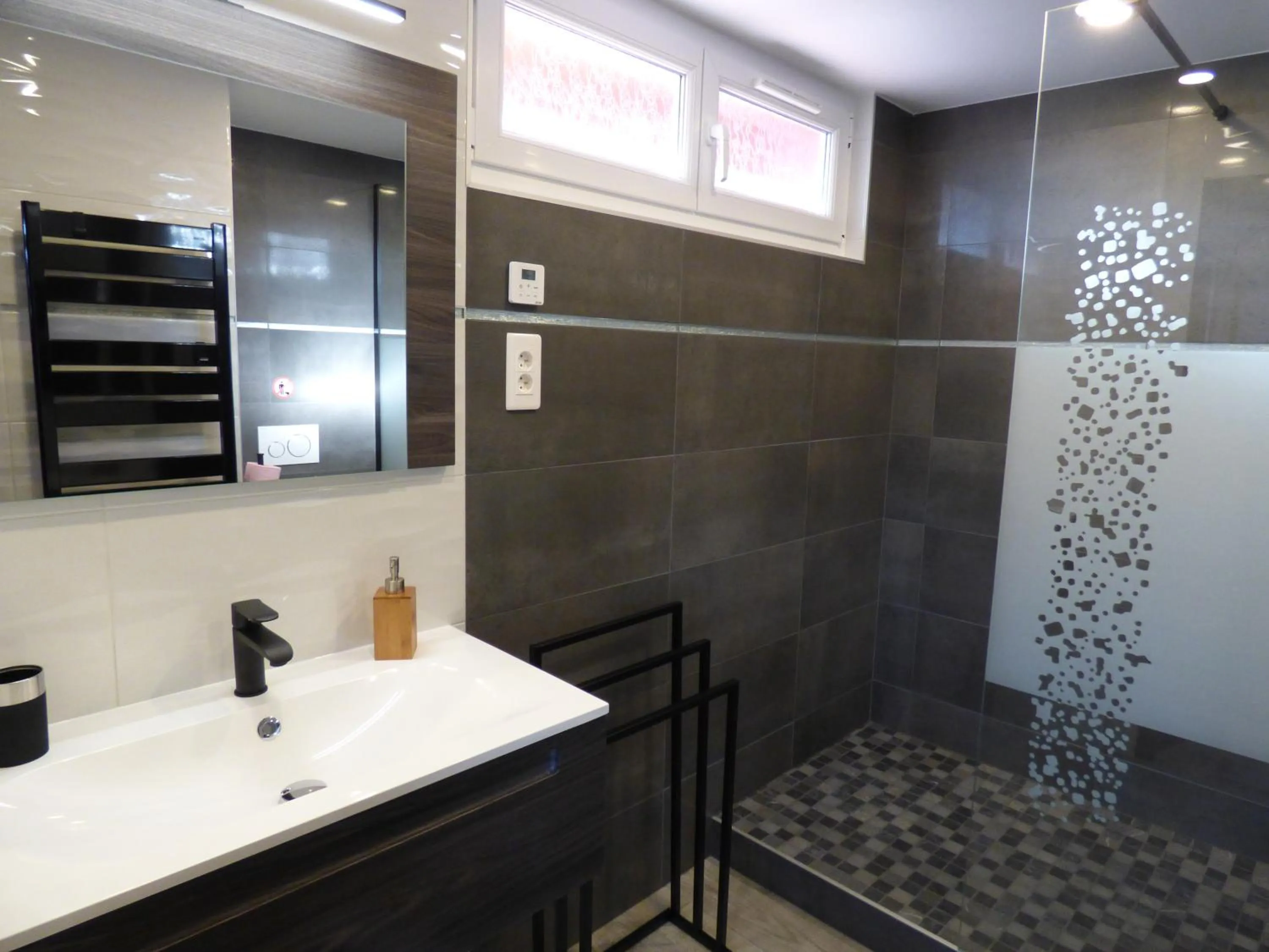 Shower in La Colline aux Yeux Doubs