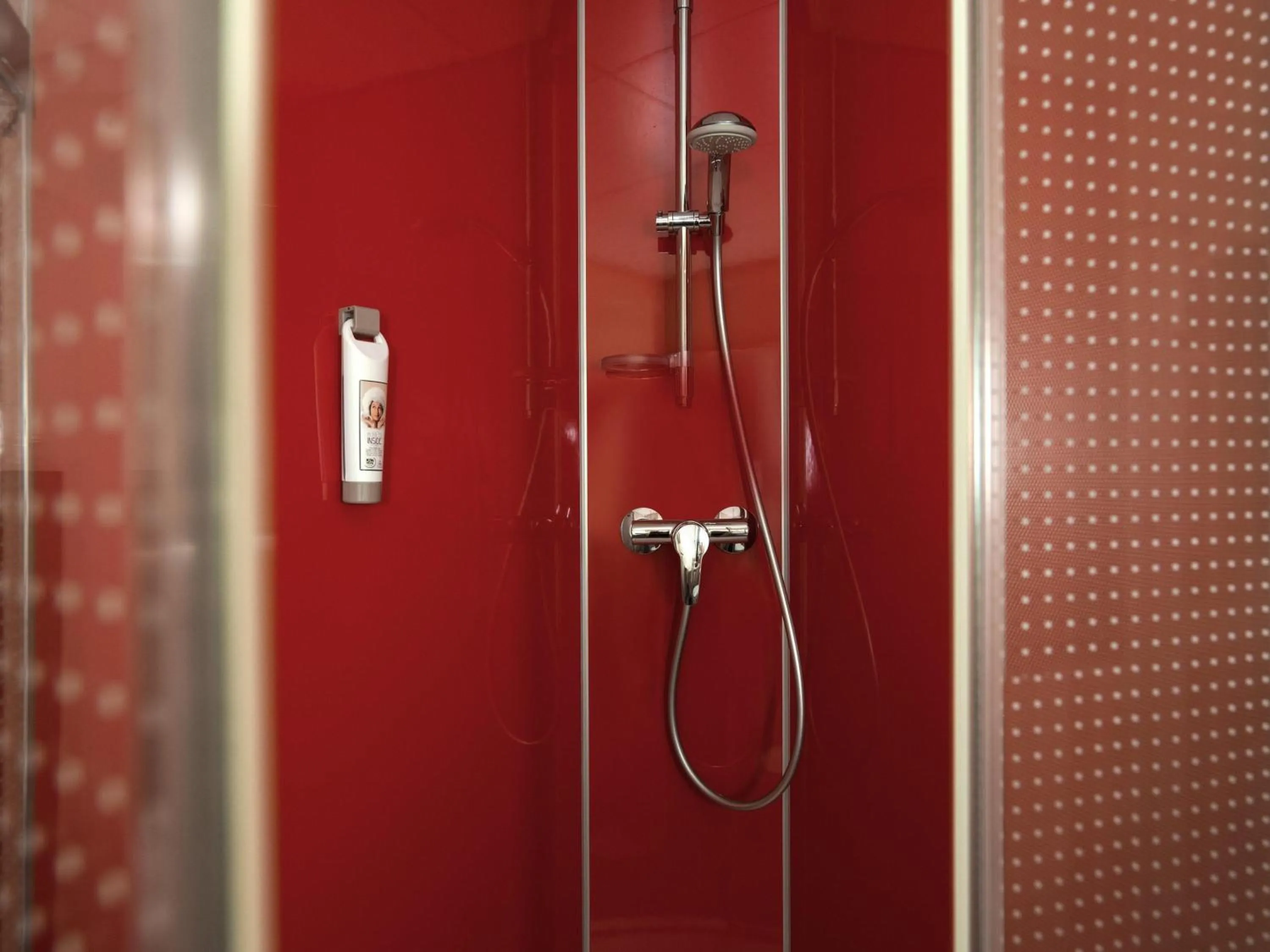 Bedroom in ibis Leiden Centre