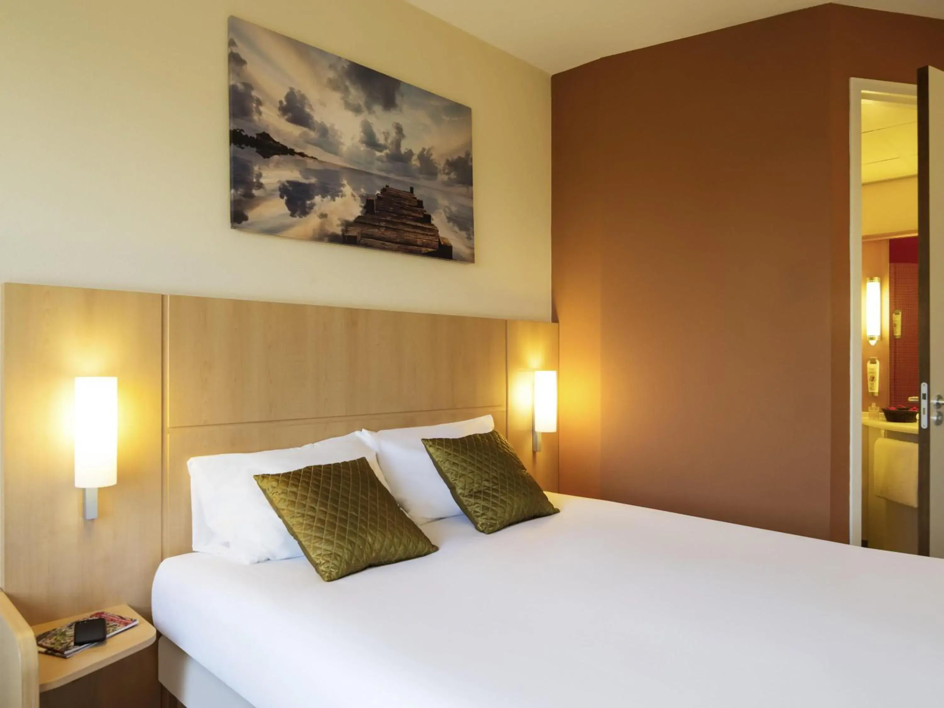 Deluxe Double Room in ibis Leiden Centre Deluxe Double Room in ibis Leiden Centre