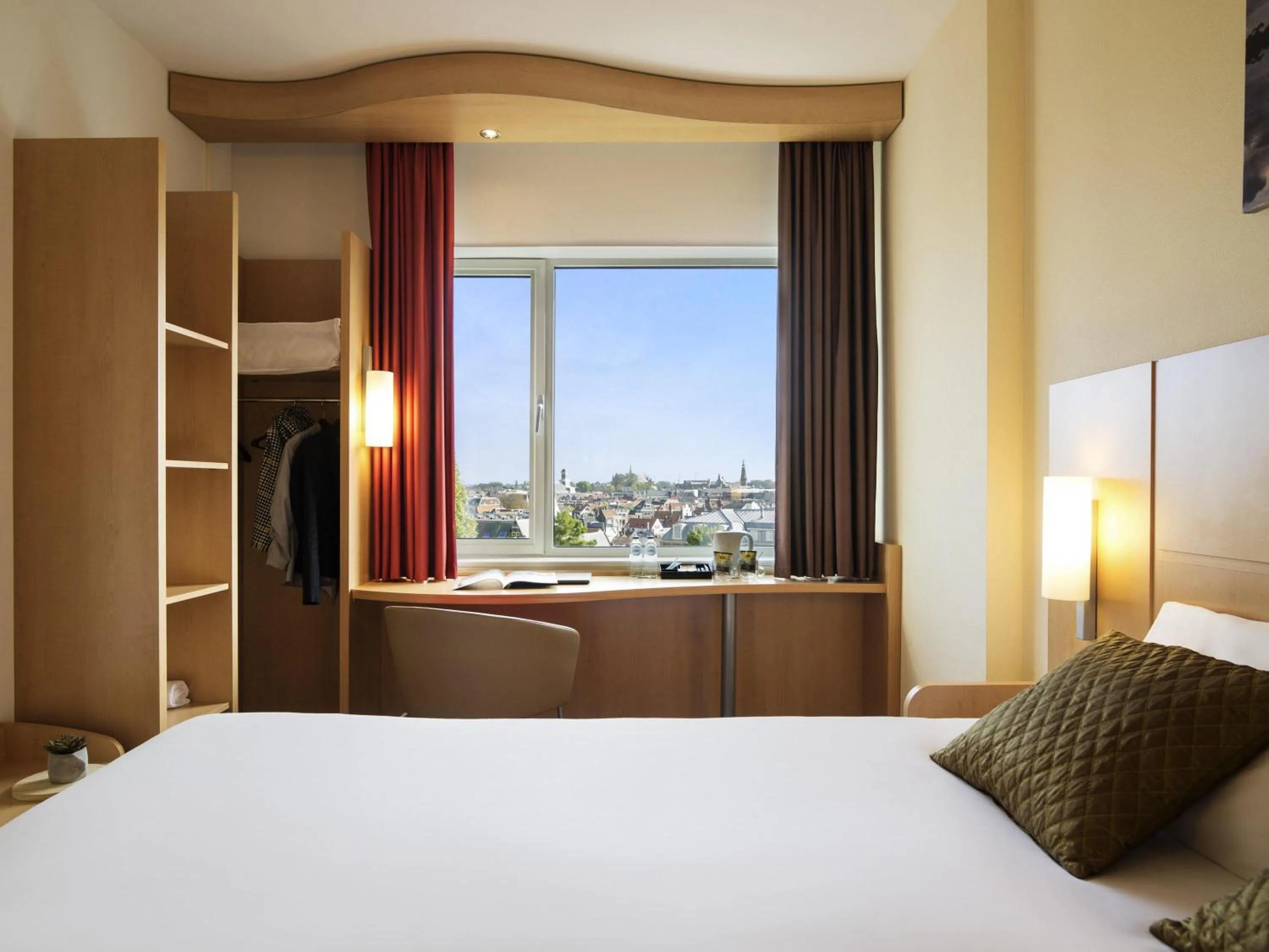 Bedroom, Bed in ibis Leiden Centre