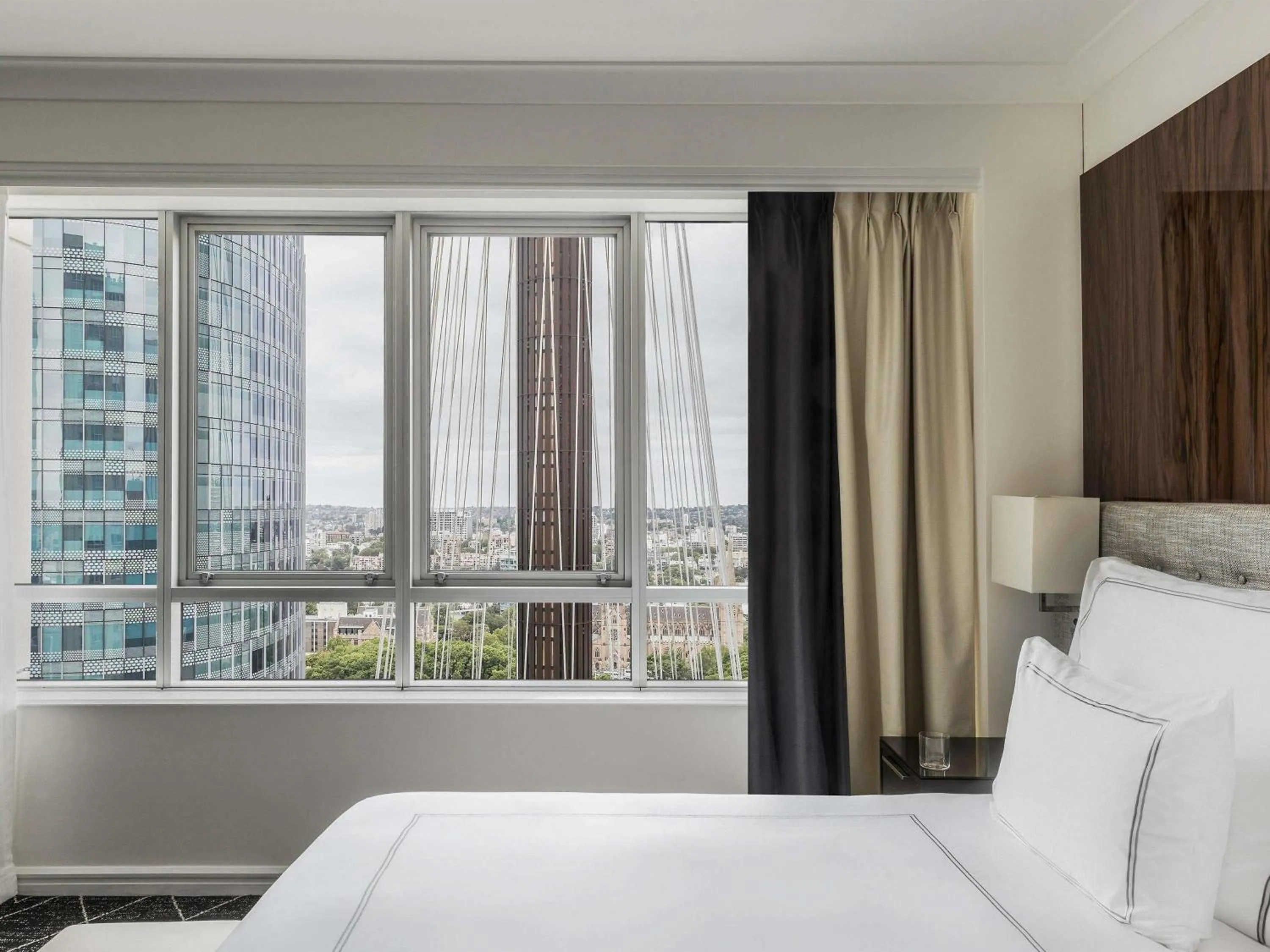 Property building, Bed in Swissotel Sydney