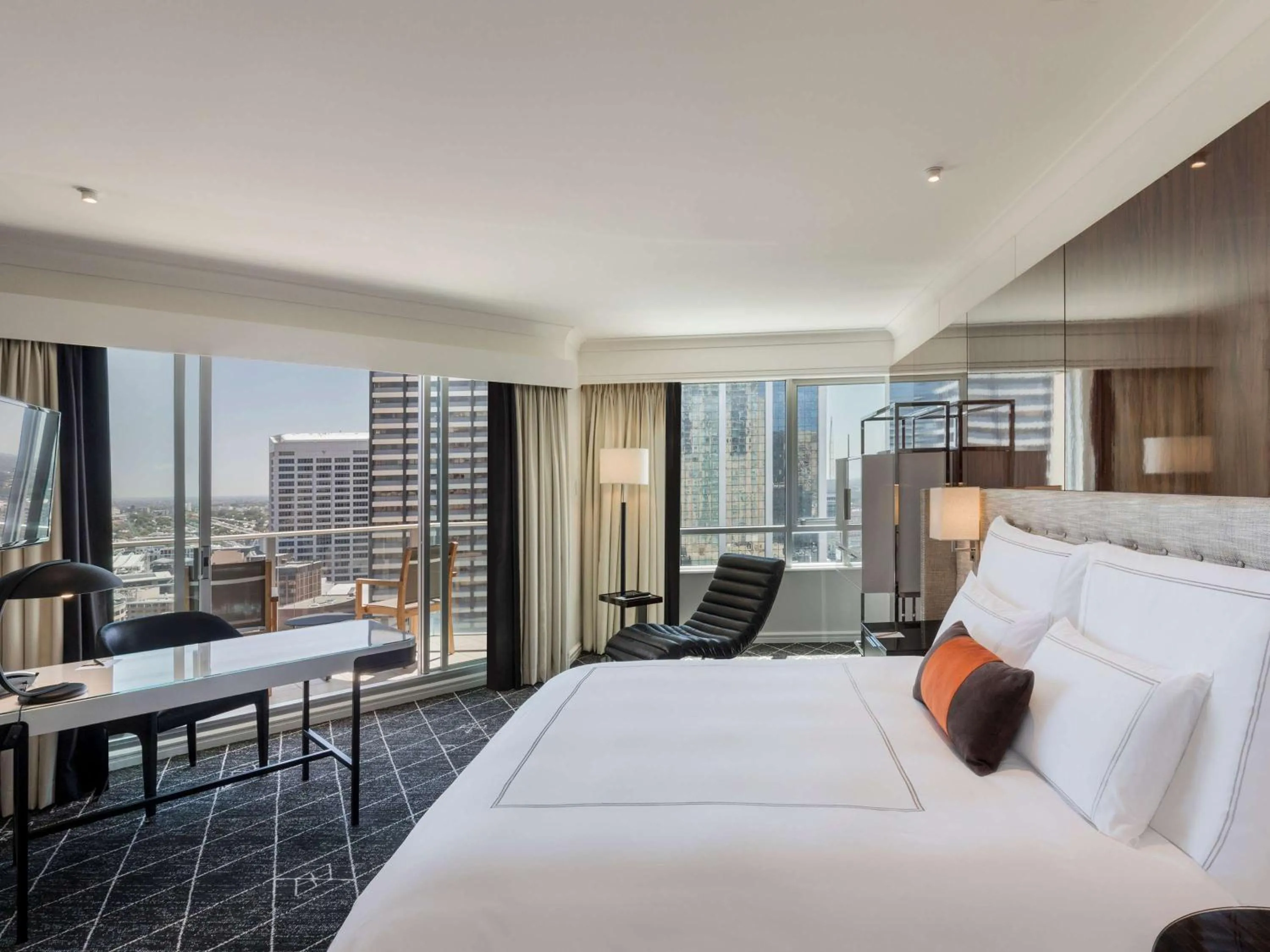 Property building, Bed in Swissotel Sydney