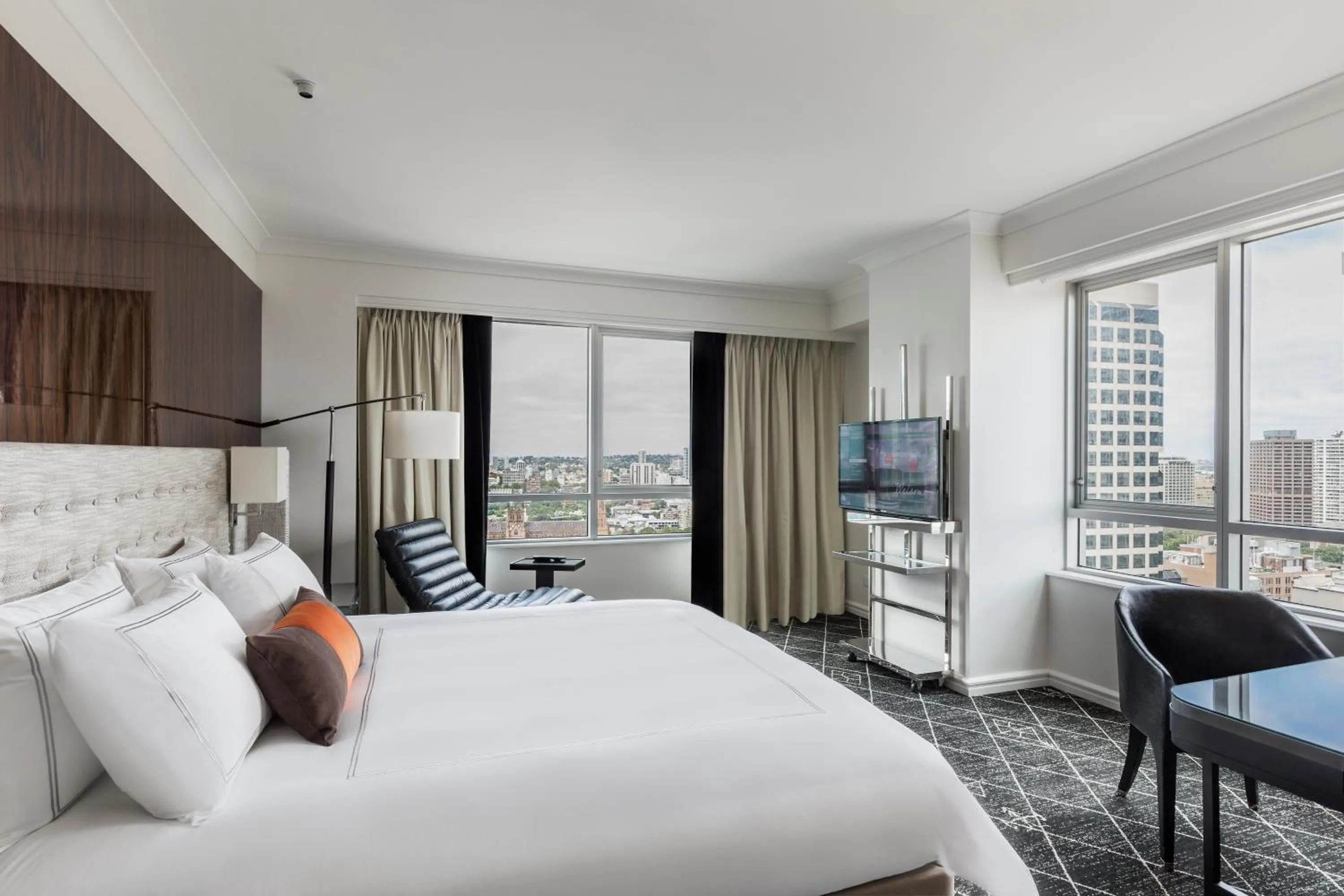 View (from property/room), Bed in Swissotel Sydney