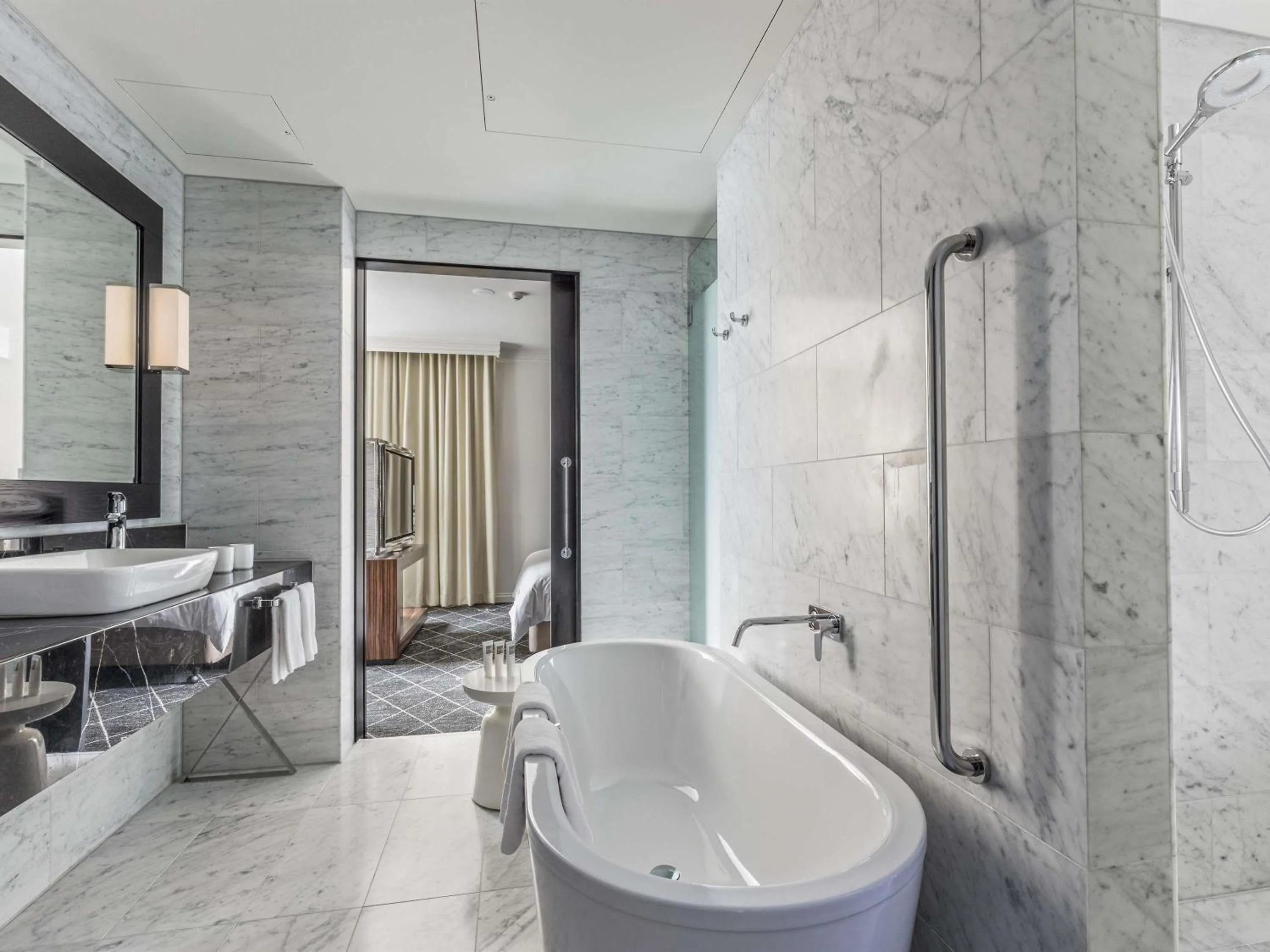 Photo of the whole room in Swissotel Sydney