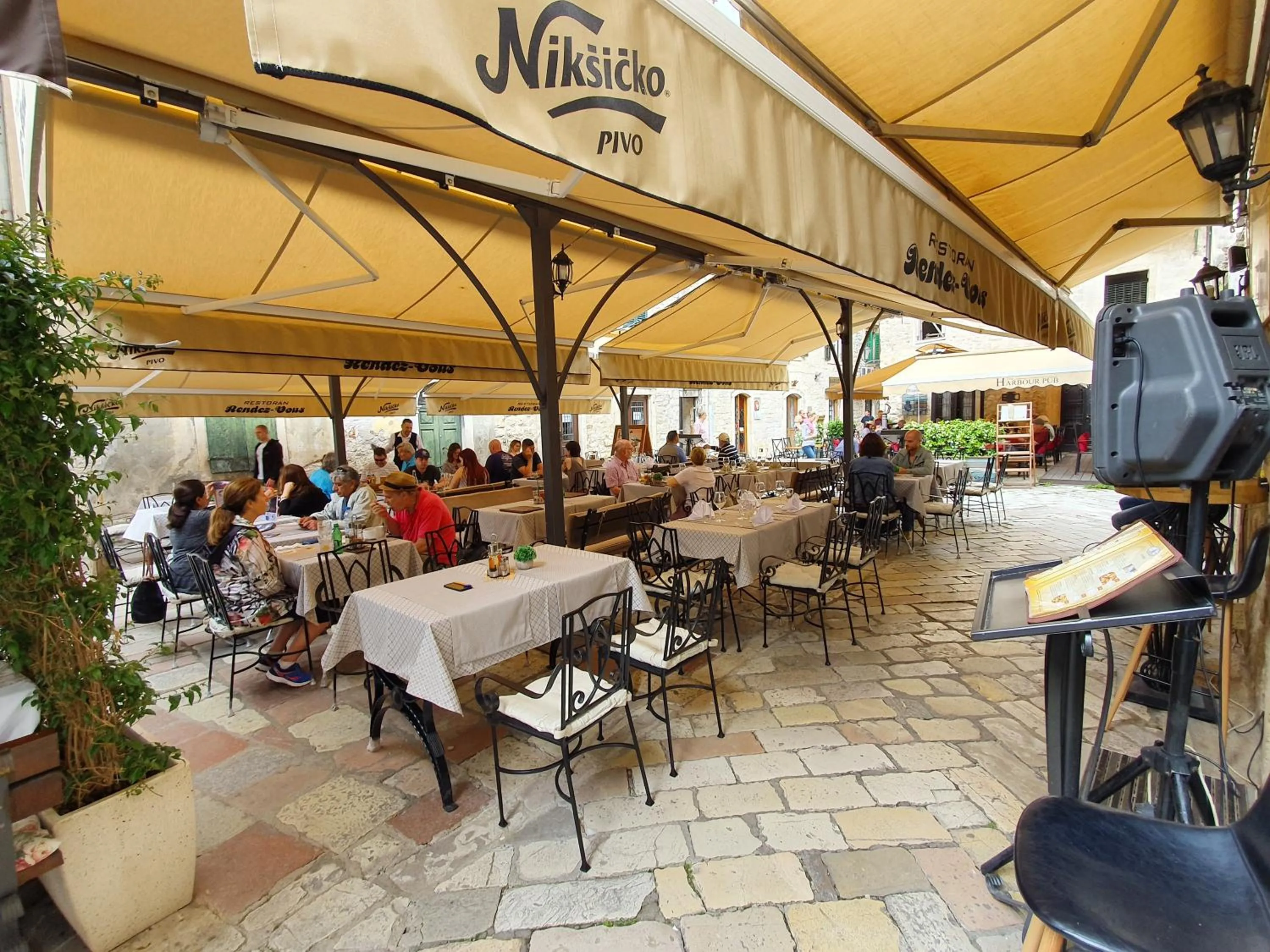 Restaurant/places to eat in Hotel Rendez Vous