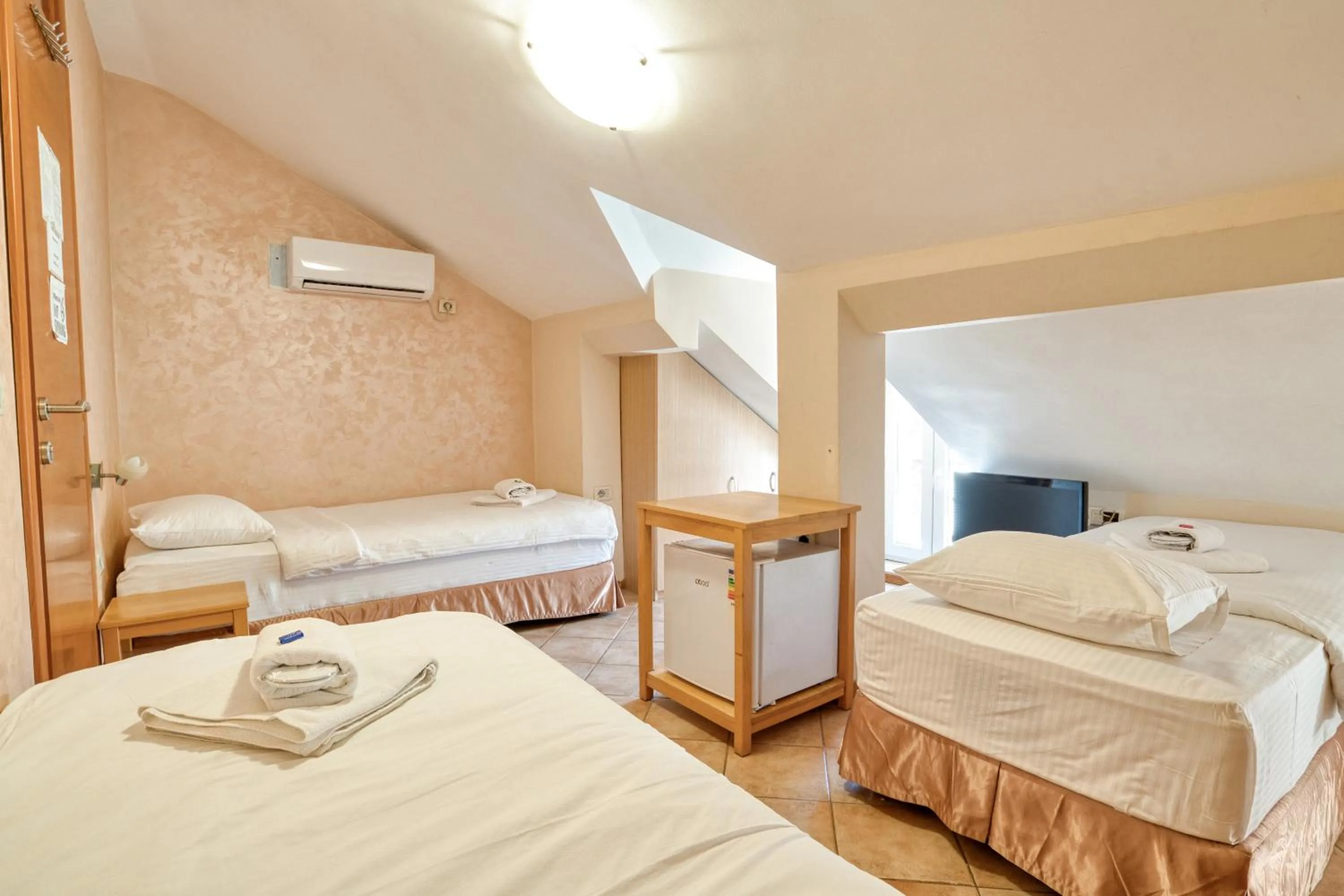 Text overlay in Hotel Rendez Vous