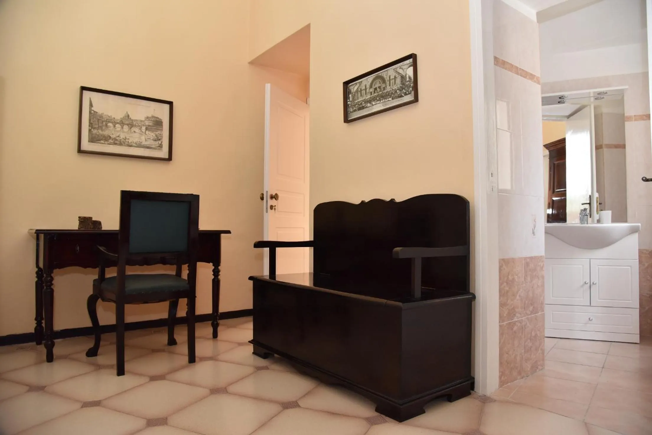 Decorative detail in Rosaria Suite & Rooms