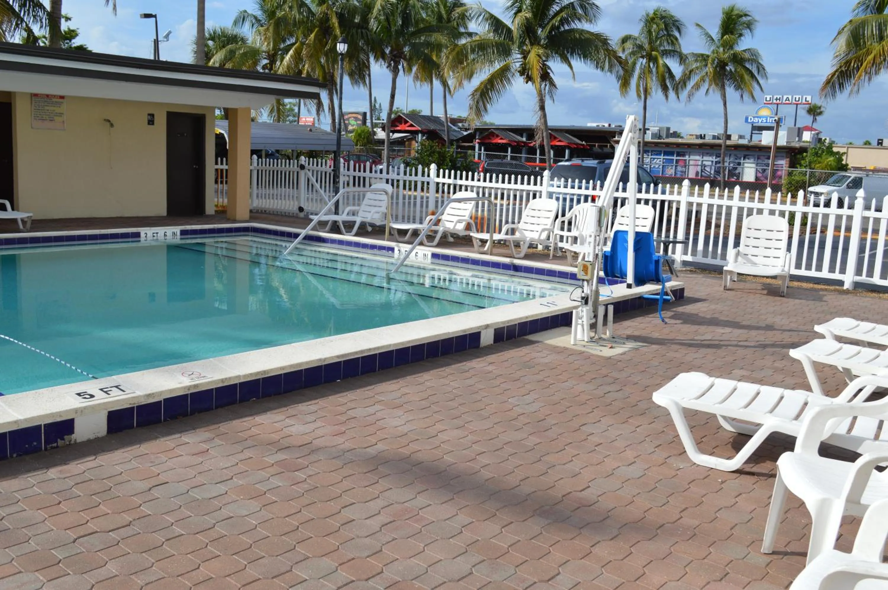 Swimming pool in Americas Best Value Inn Fort Myers