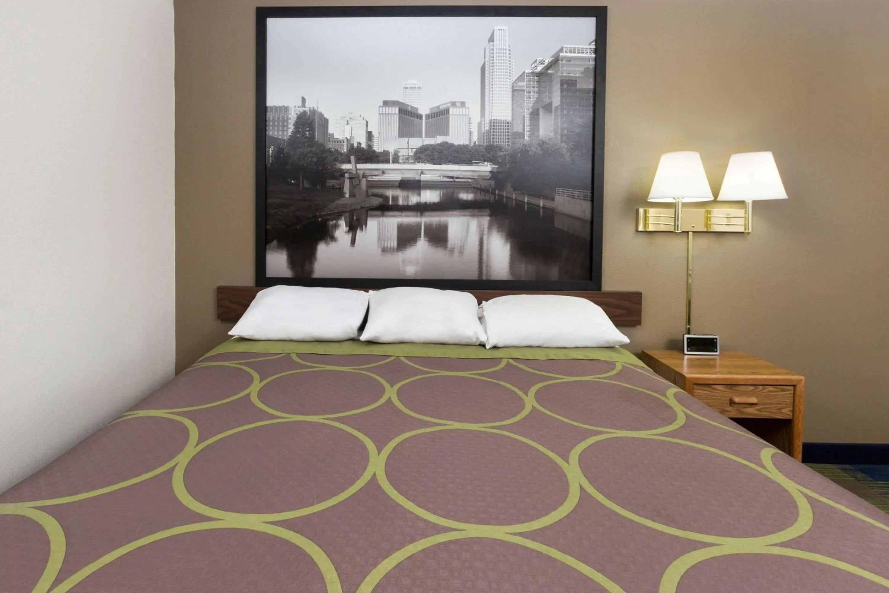 Photo of the whole room, Bed in Super 8 by Wyndham Columbus