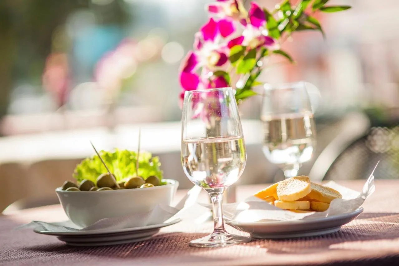 Restaurant/places to eat in Hotel Candido