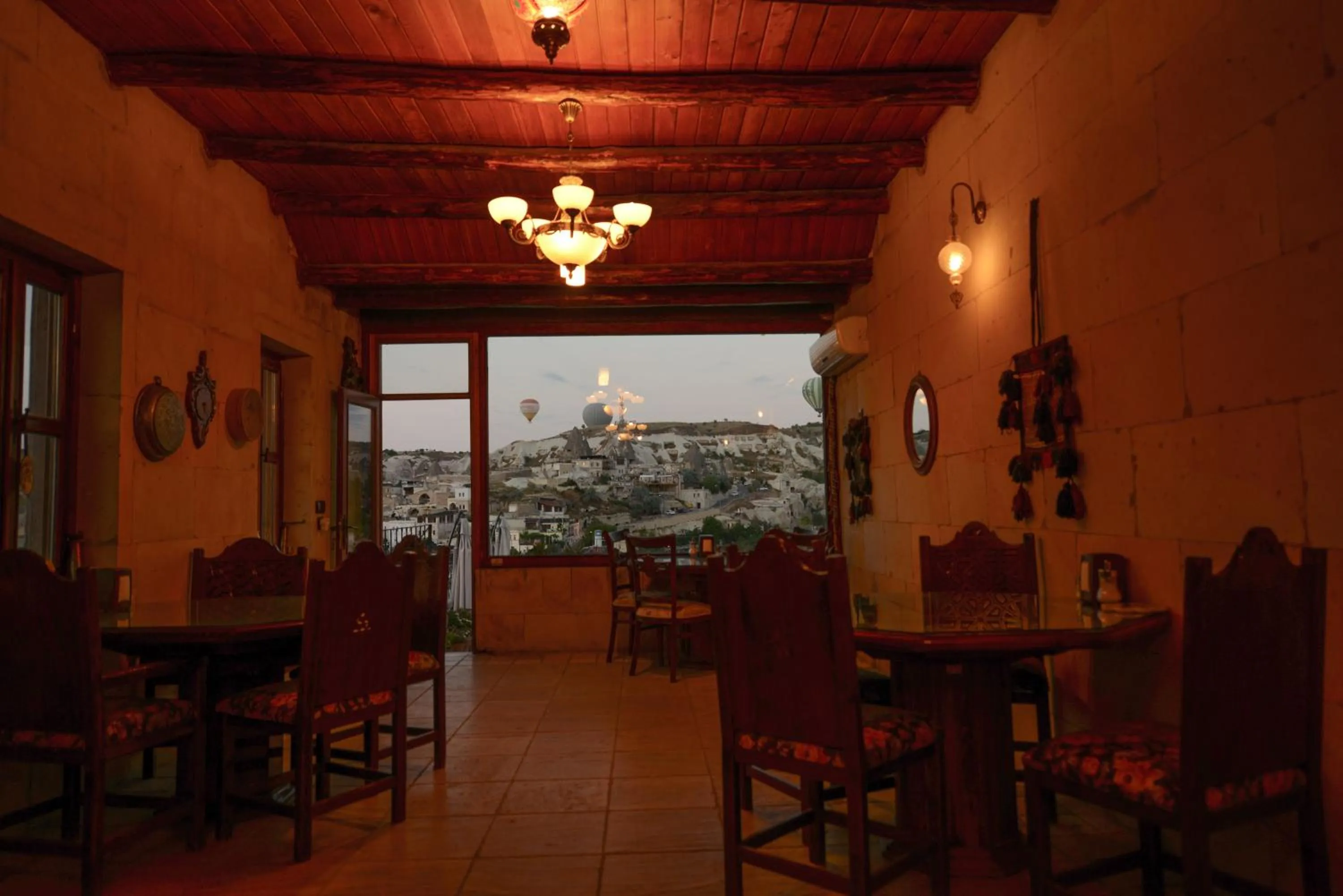 Restaurant/places to eat in Vineyard Cave Hotel
