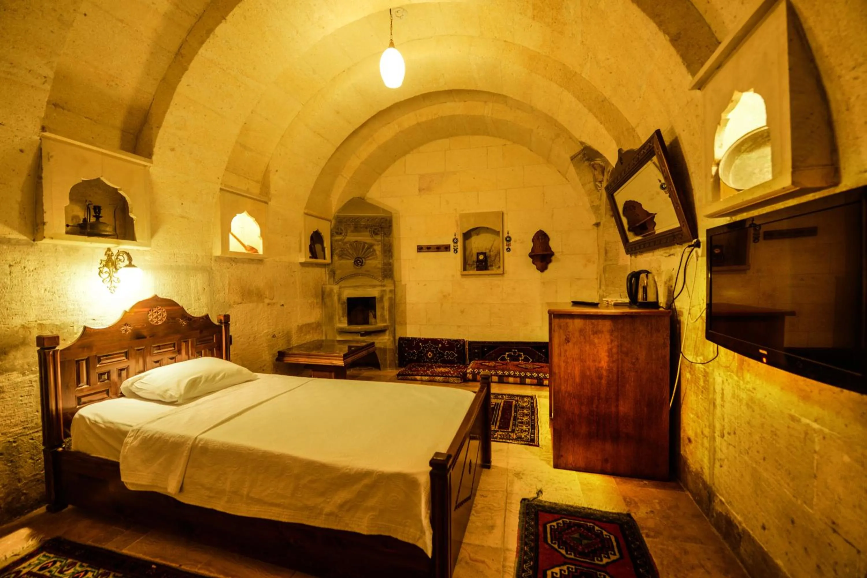 Communal lounge/ TV room, Bed in Vineyard Cave Hotel