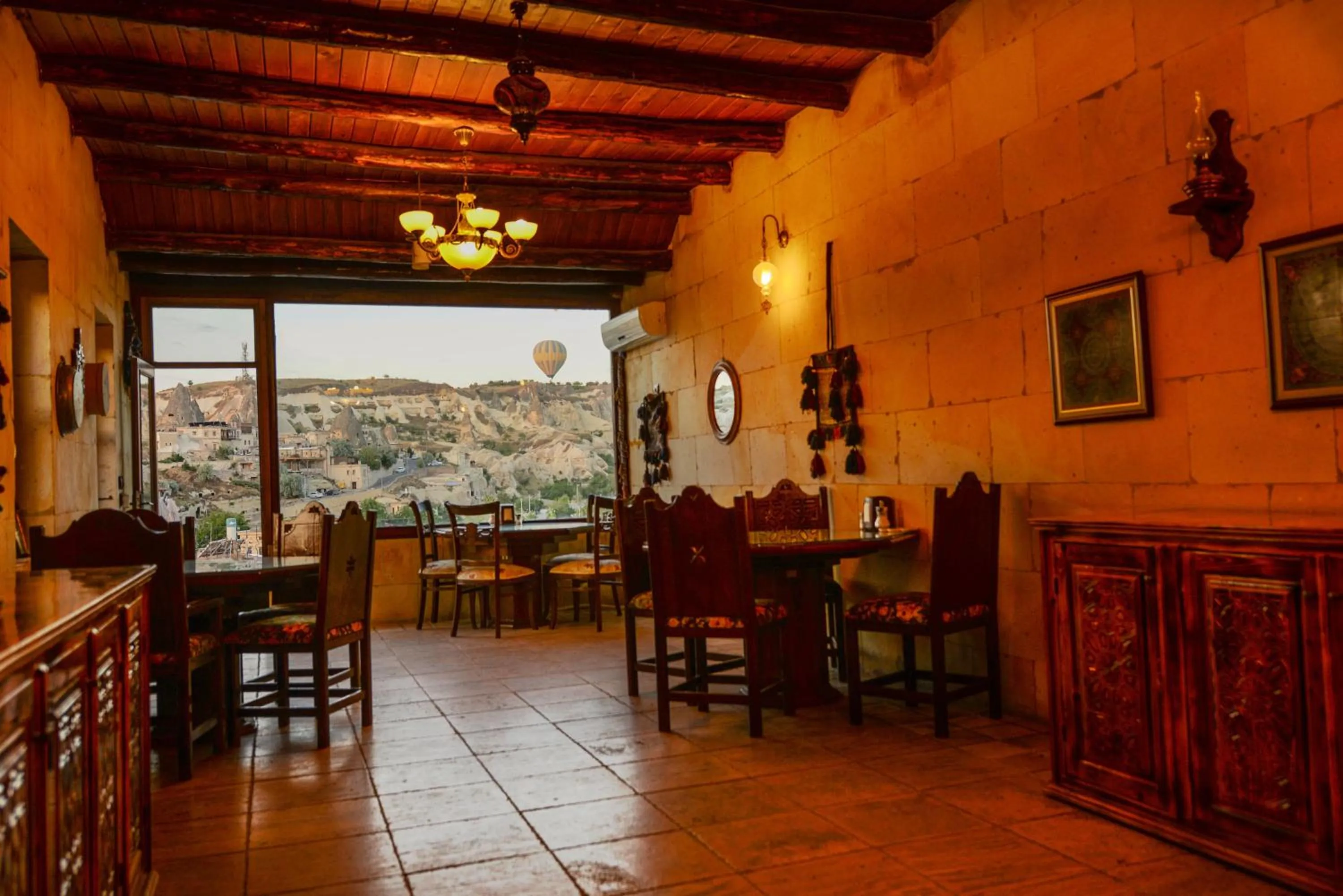 Restaurant/places to eat in Vineyard Cave Hotel