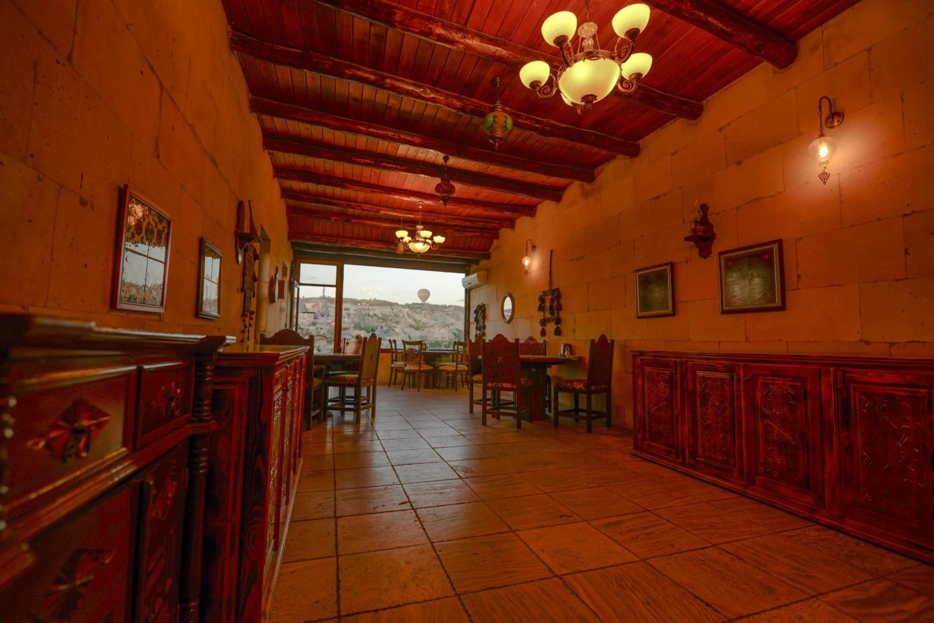 Restaurant/places to eat in Vineyard Cave Hotel