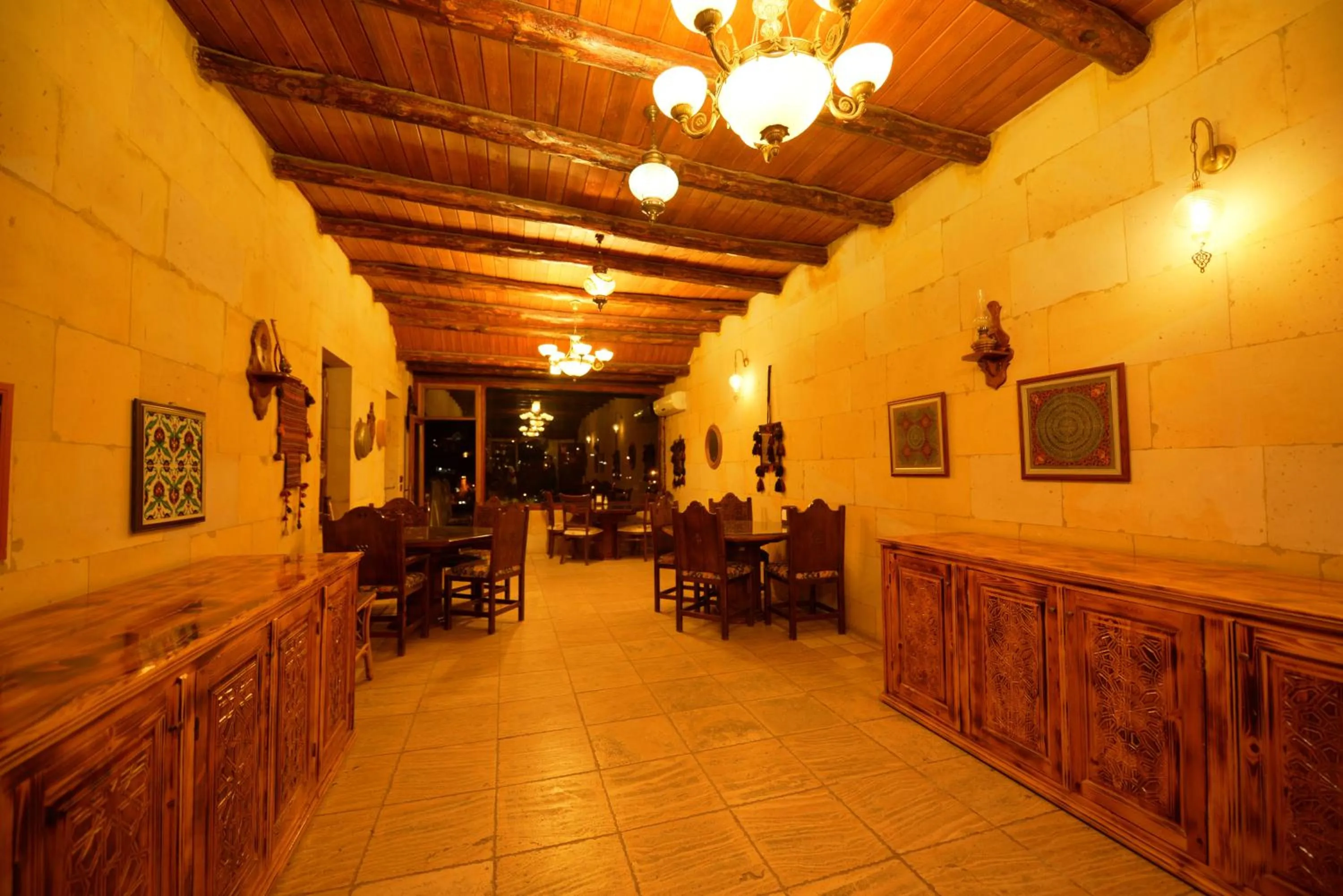Restaurant/places to eat in Vineyard Cave Hotel