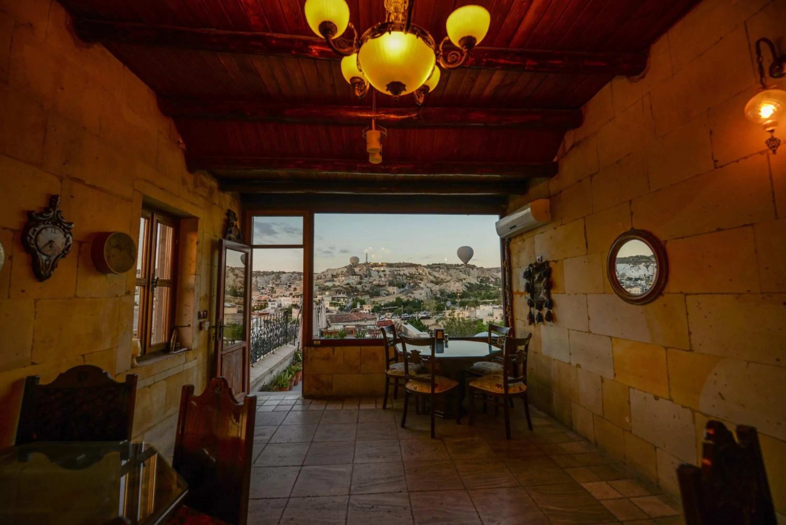 Restaurant/places to eat in Vineyard Cave Hotel