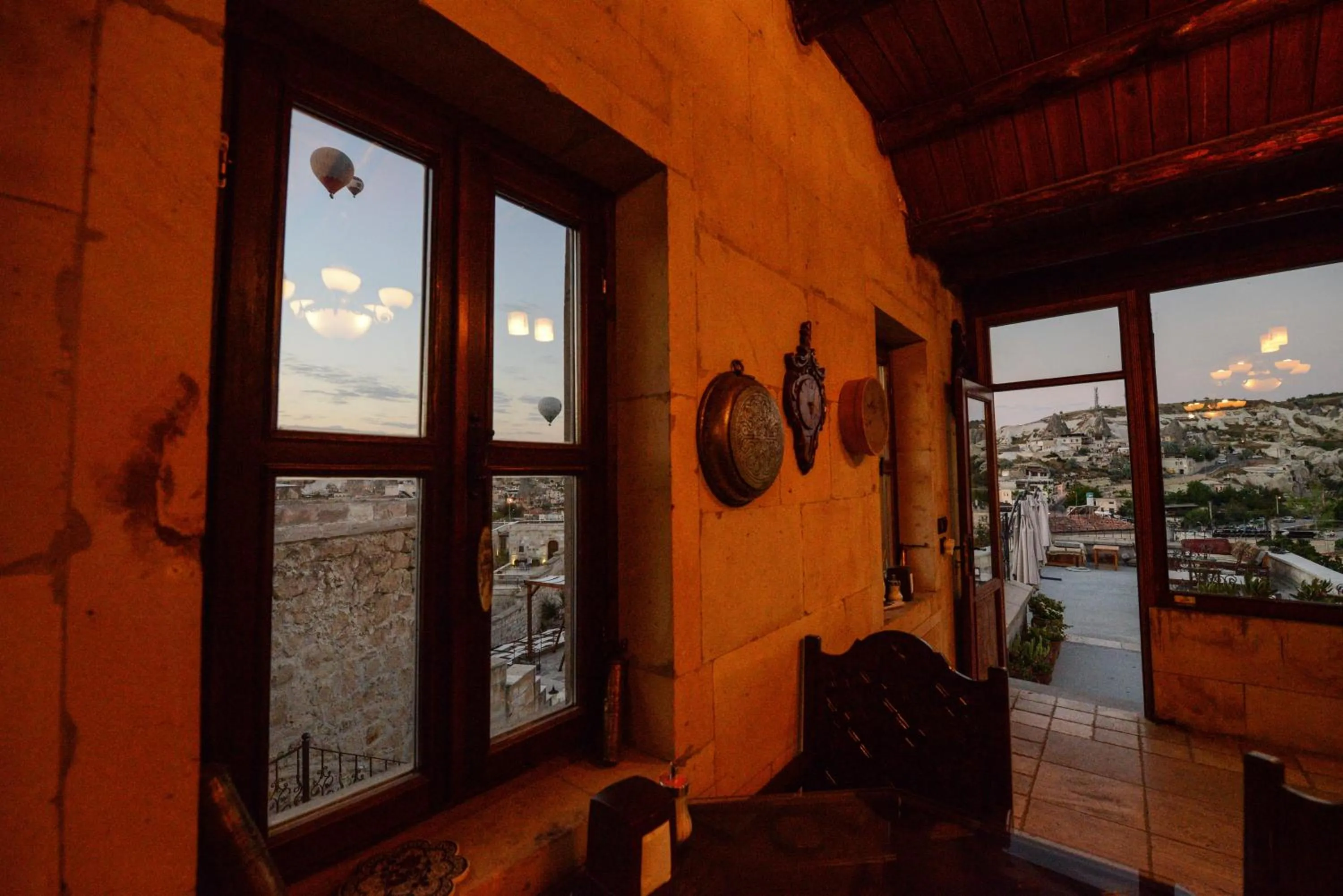 Restaurant/places to eat in Vineyard Cave Hotel