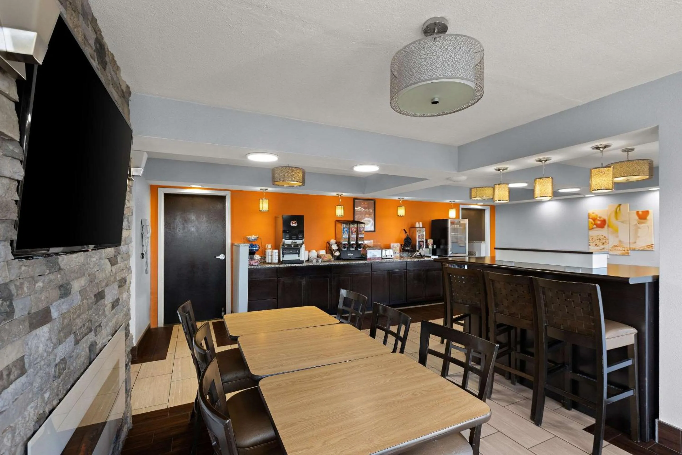 Breakfast in Econo Lodge White Pine Morristown I-81 & I-40 Split