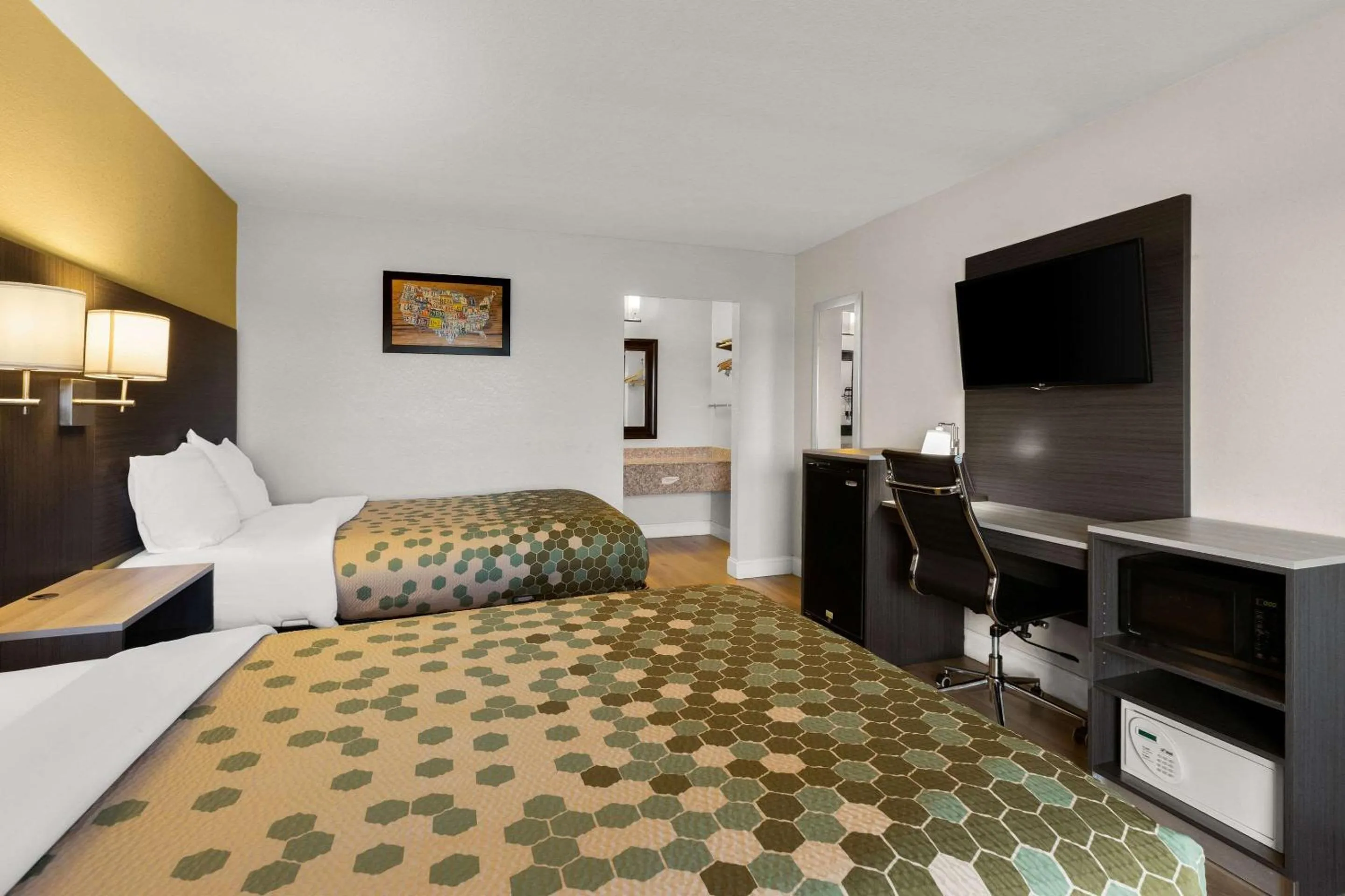 Bedroom, Bed in Econo Lodge White Pine Morristown I-81 & I-40 Split