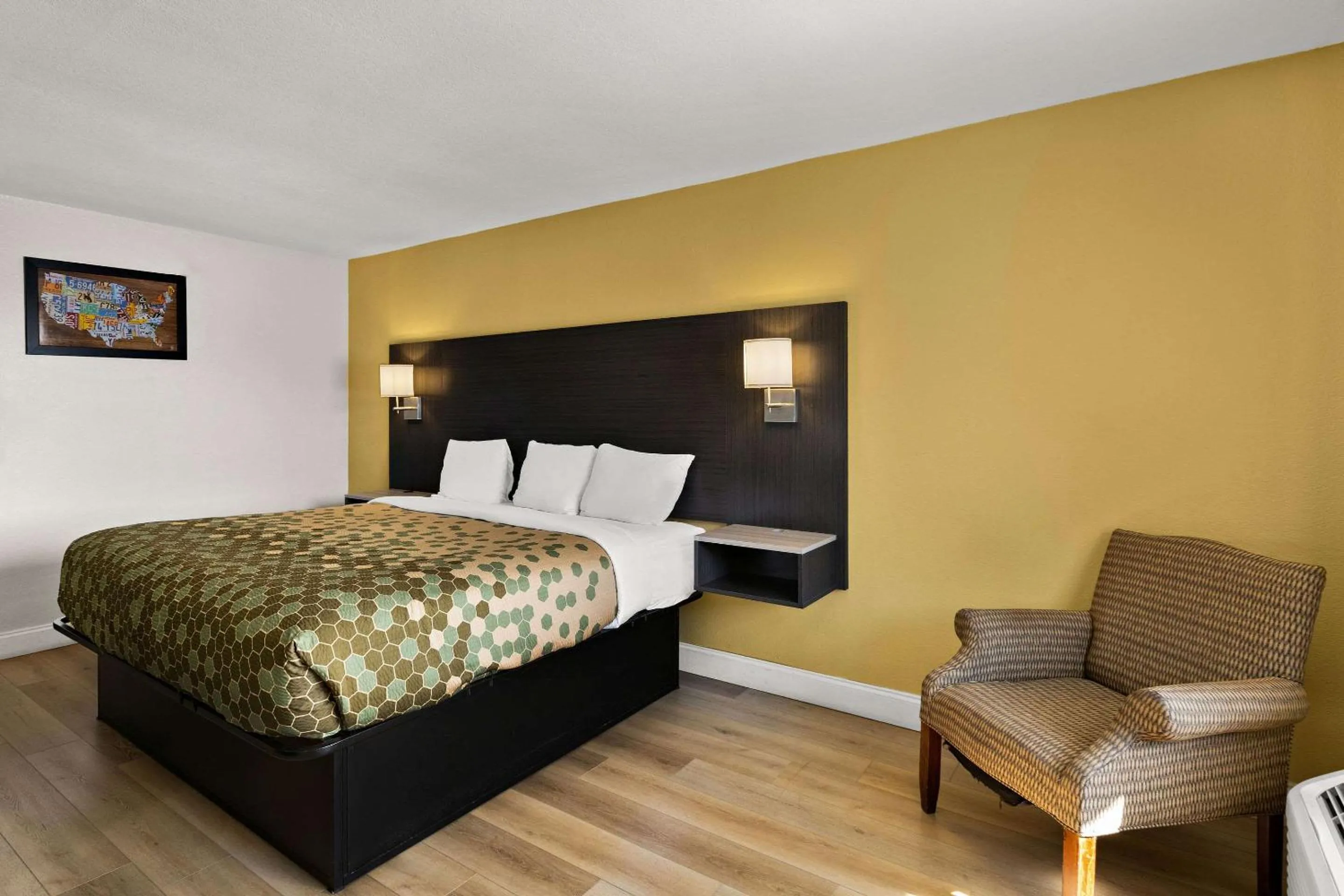 Bedroom, Bed in Econo Lodge White Pine Morristown I-81 & I-40 Split