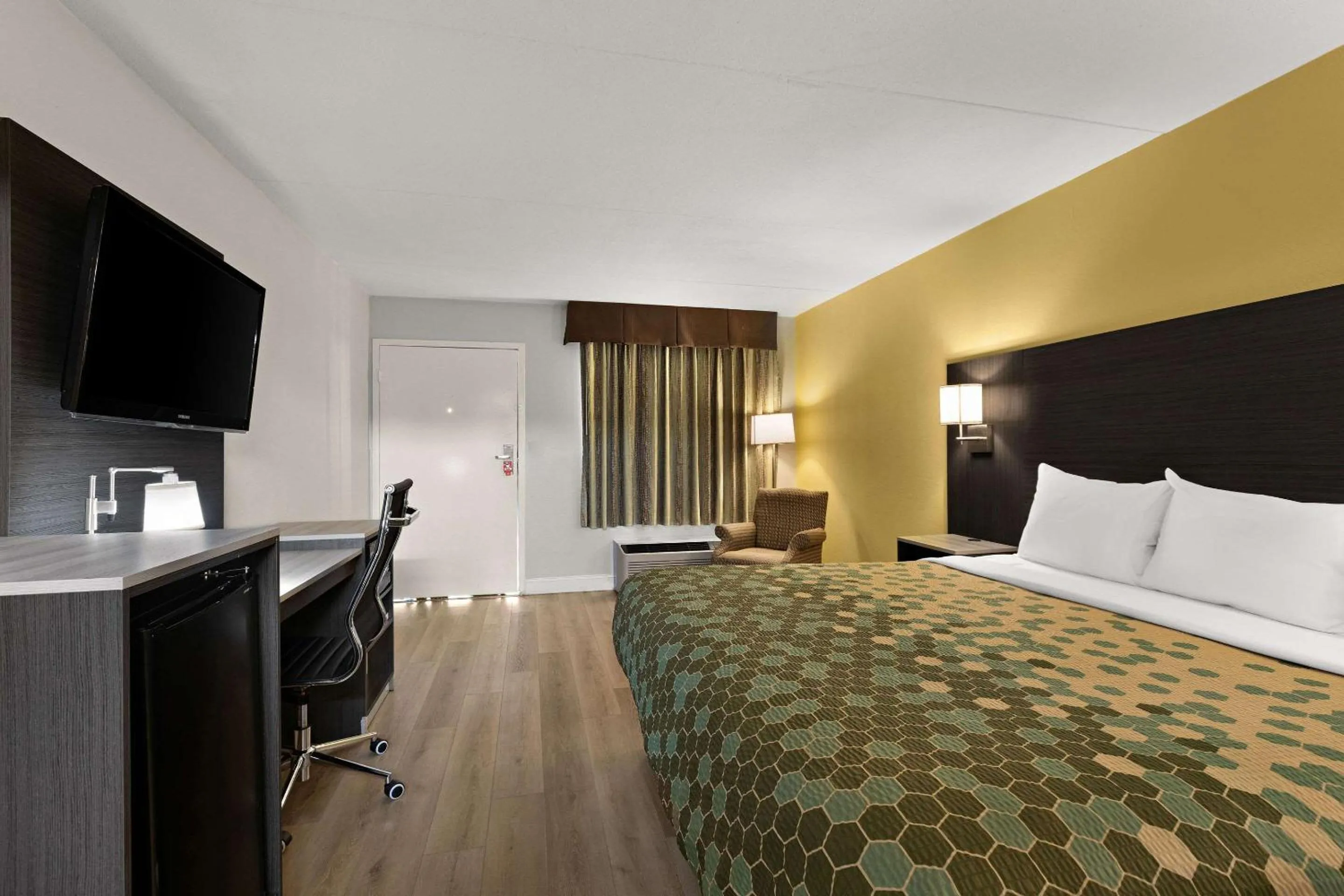 Bedroom, Bed in Econo Lodge White Pine Morristown I-81 & I-40 Split