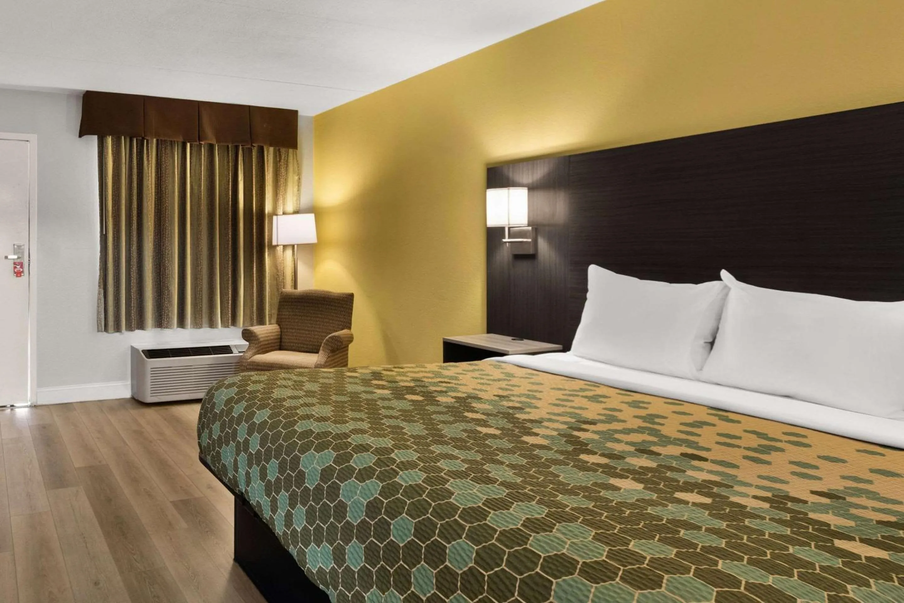 Bedroom, Bed in Econo Lodge White Pine Morristown I-81 & I-40 Split