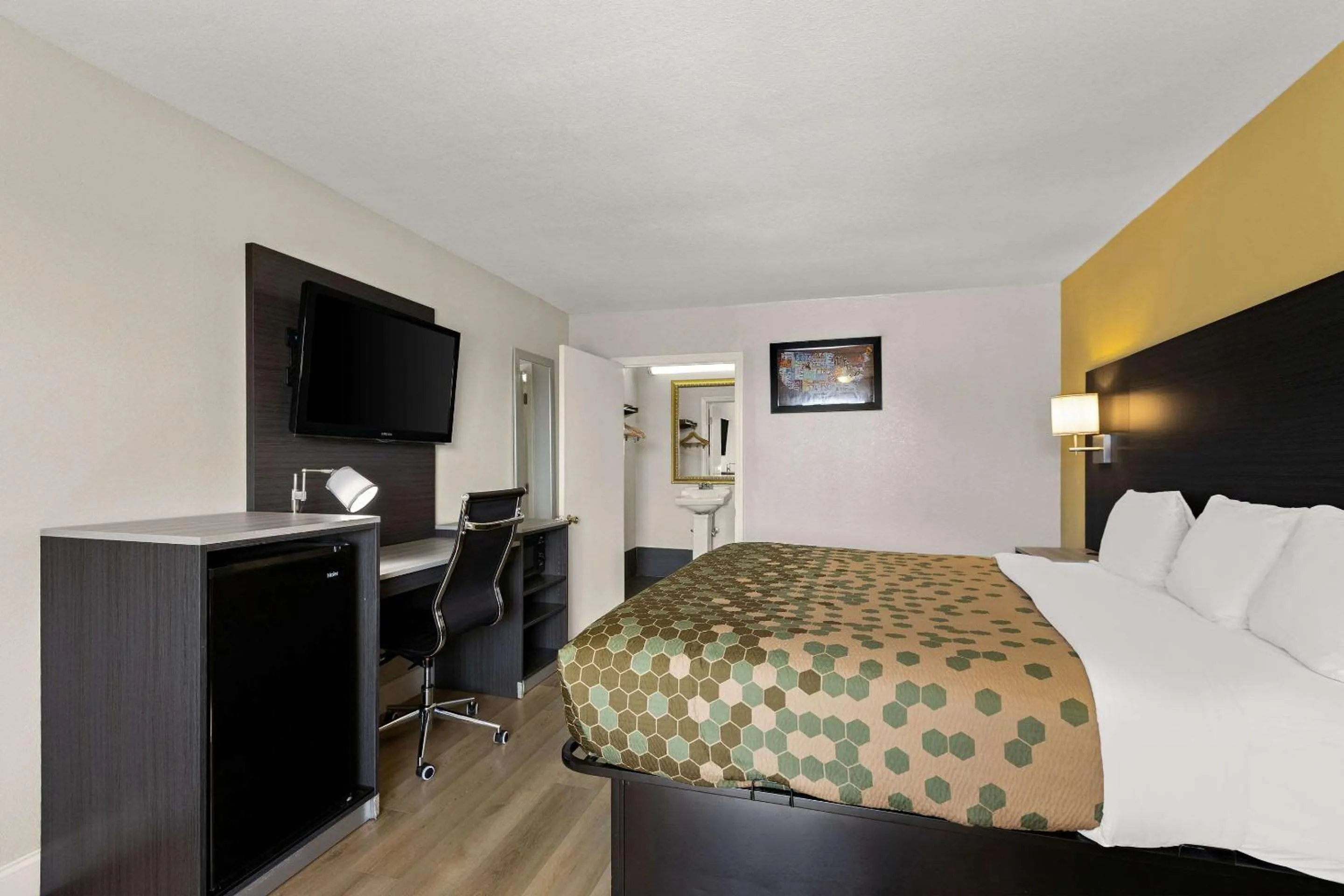 Bedroom, Bed in Econo Lodge White Pine Morristown I-81 & I-40 Split