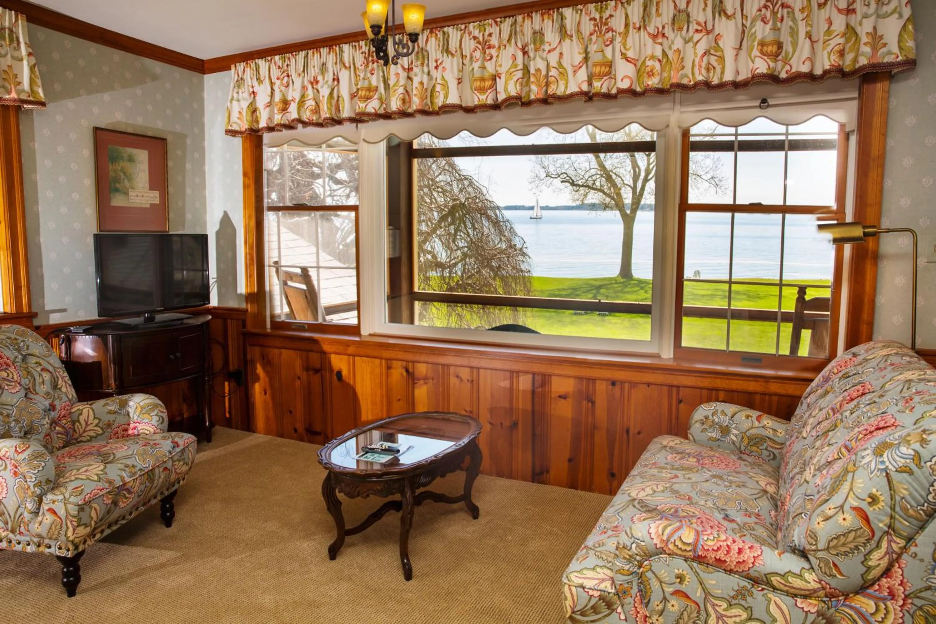Deluxe Suite with Bay View in Sandaway Suites & Beach