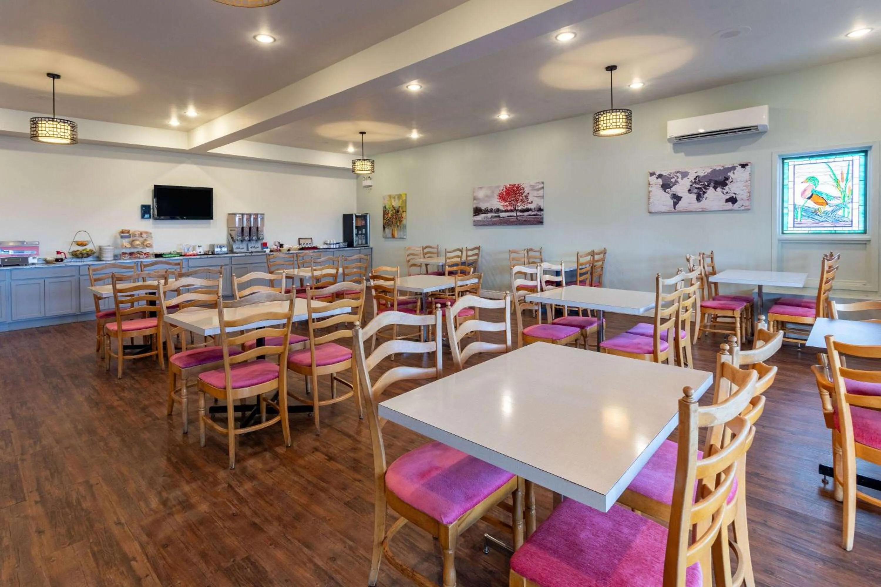 Restaurant/places to eat in Travelodge by Wyndham Amherst