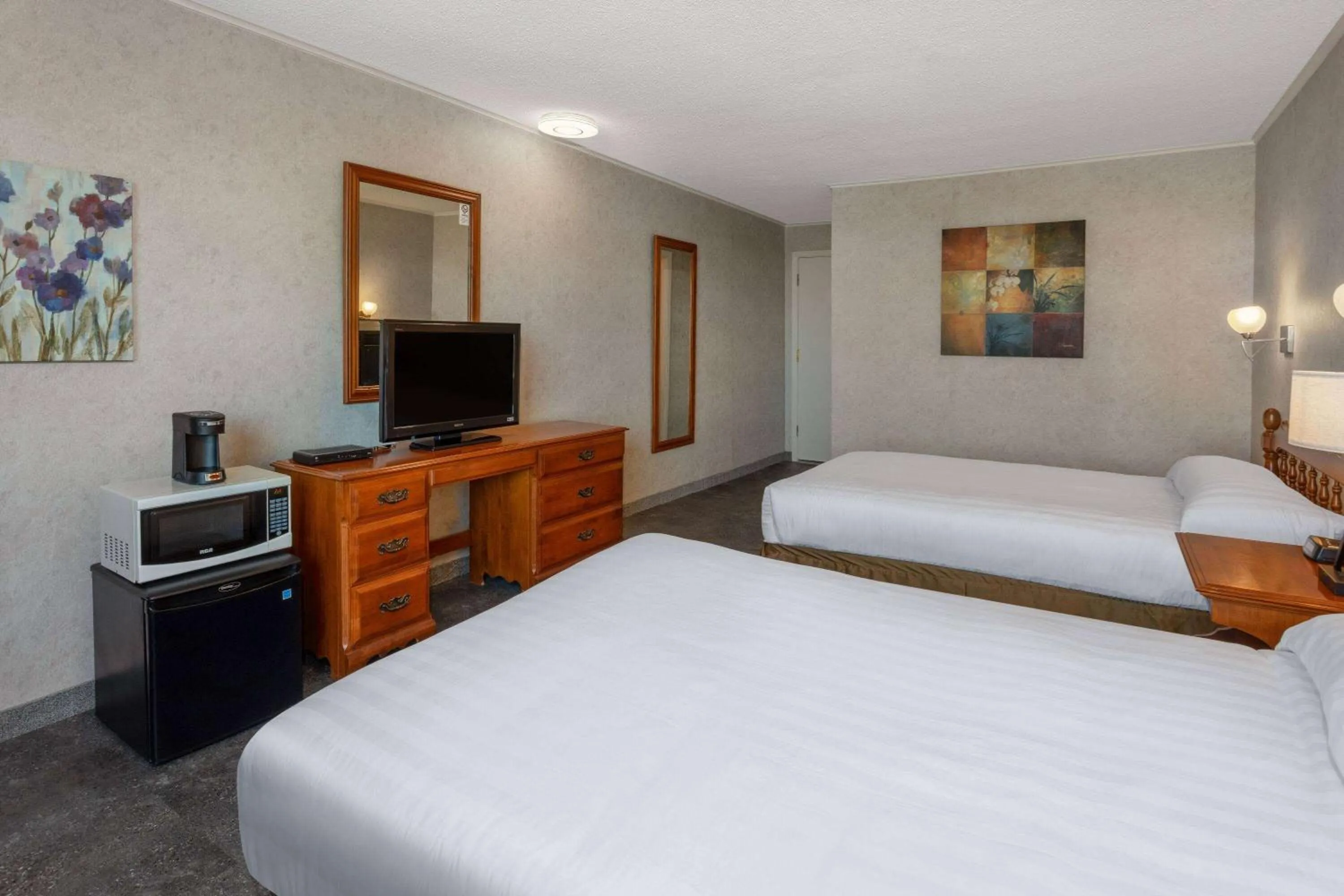 Photo of the whole room, Bed in Travelodge by Wyndham Amherst