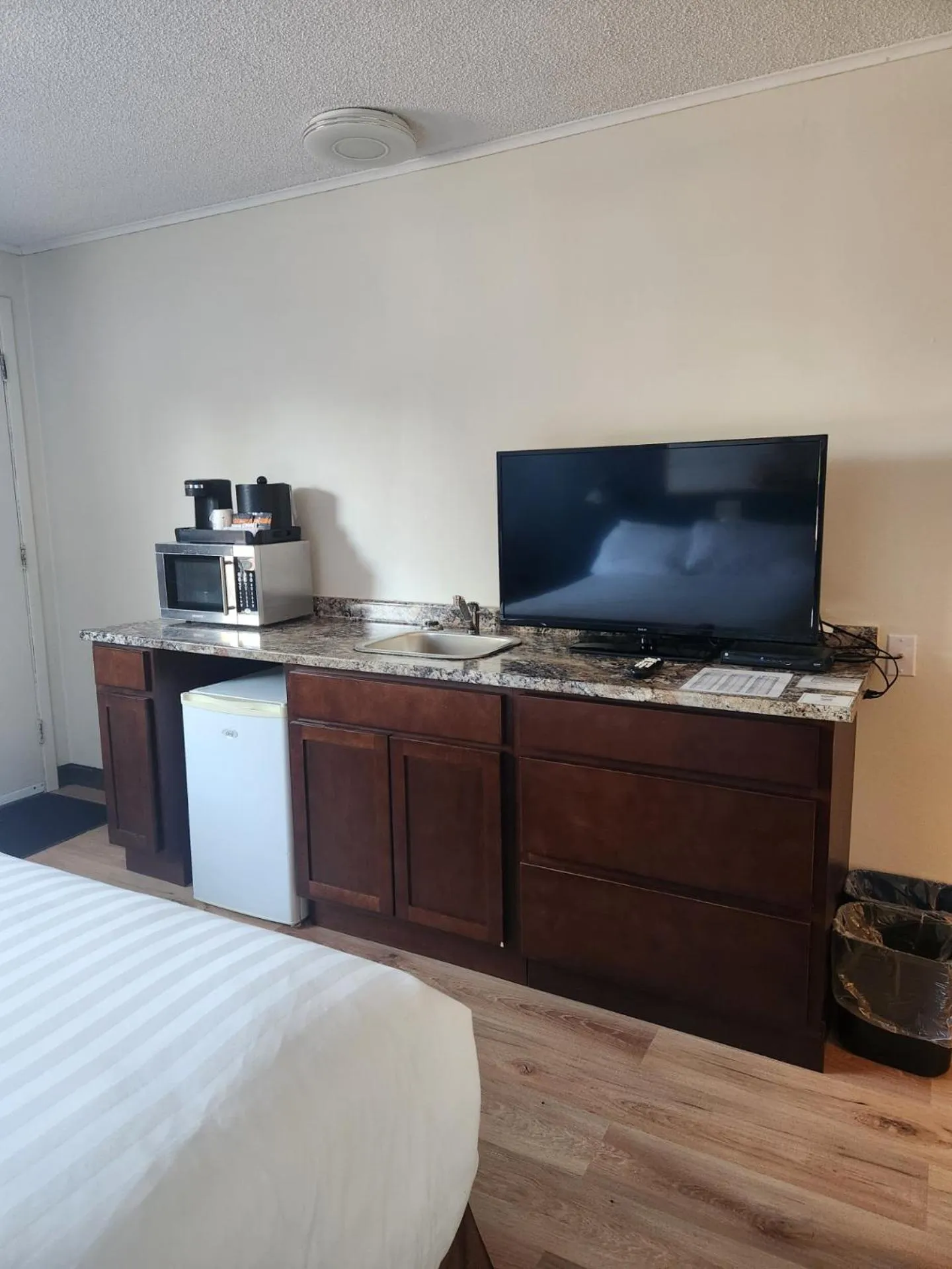 TV and multimedia, Bed in Travelodge by Wyndham Amherst