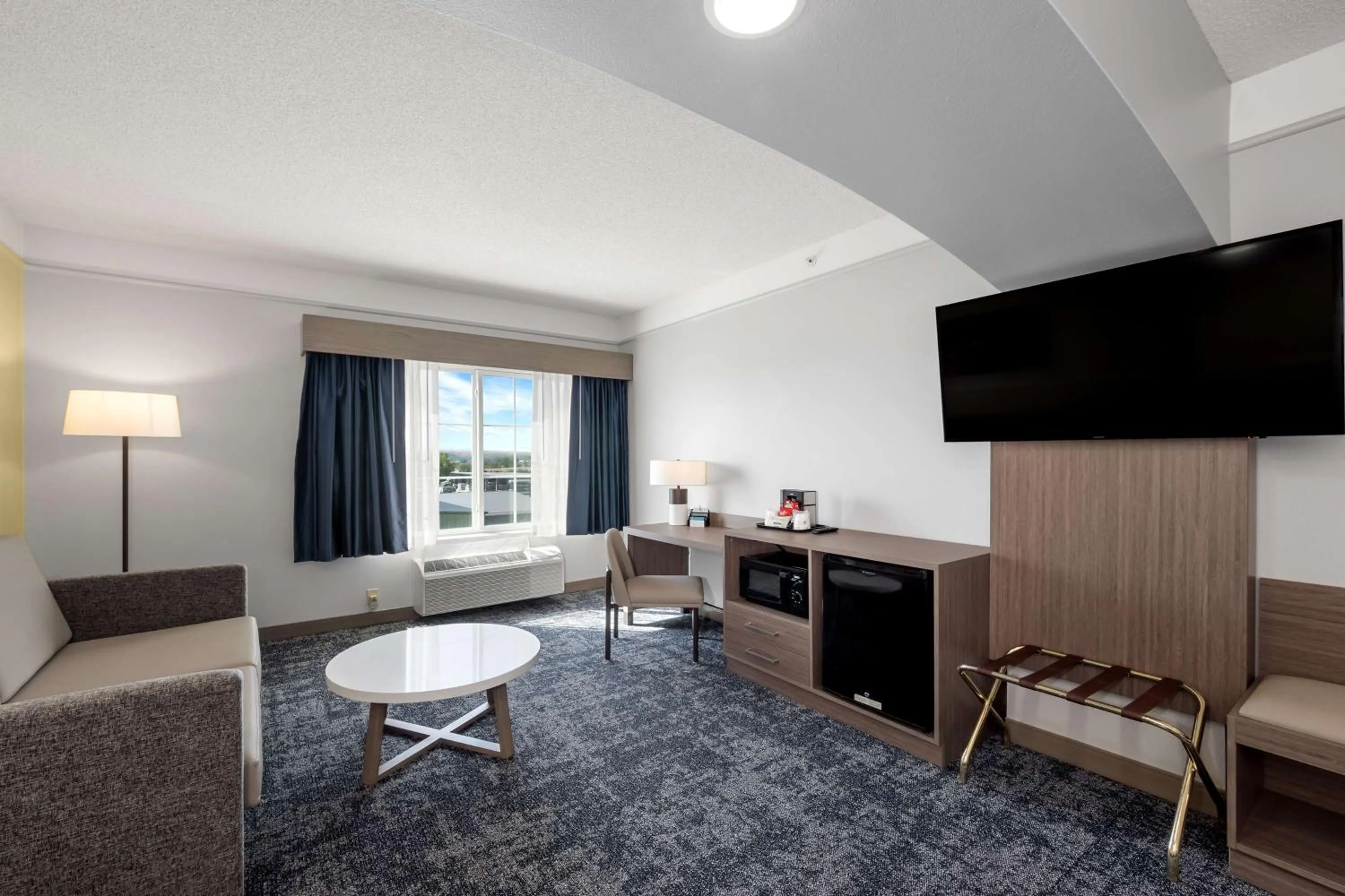 TV and multimedia in SureStay Plus Hotel by Best Western Billings