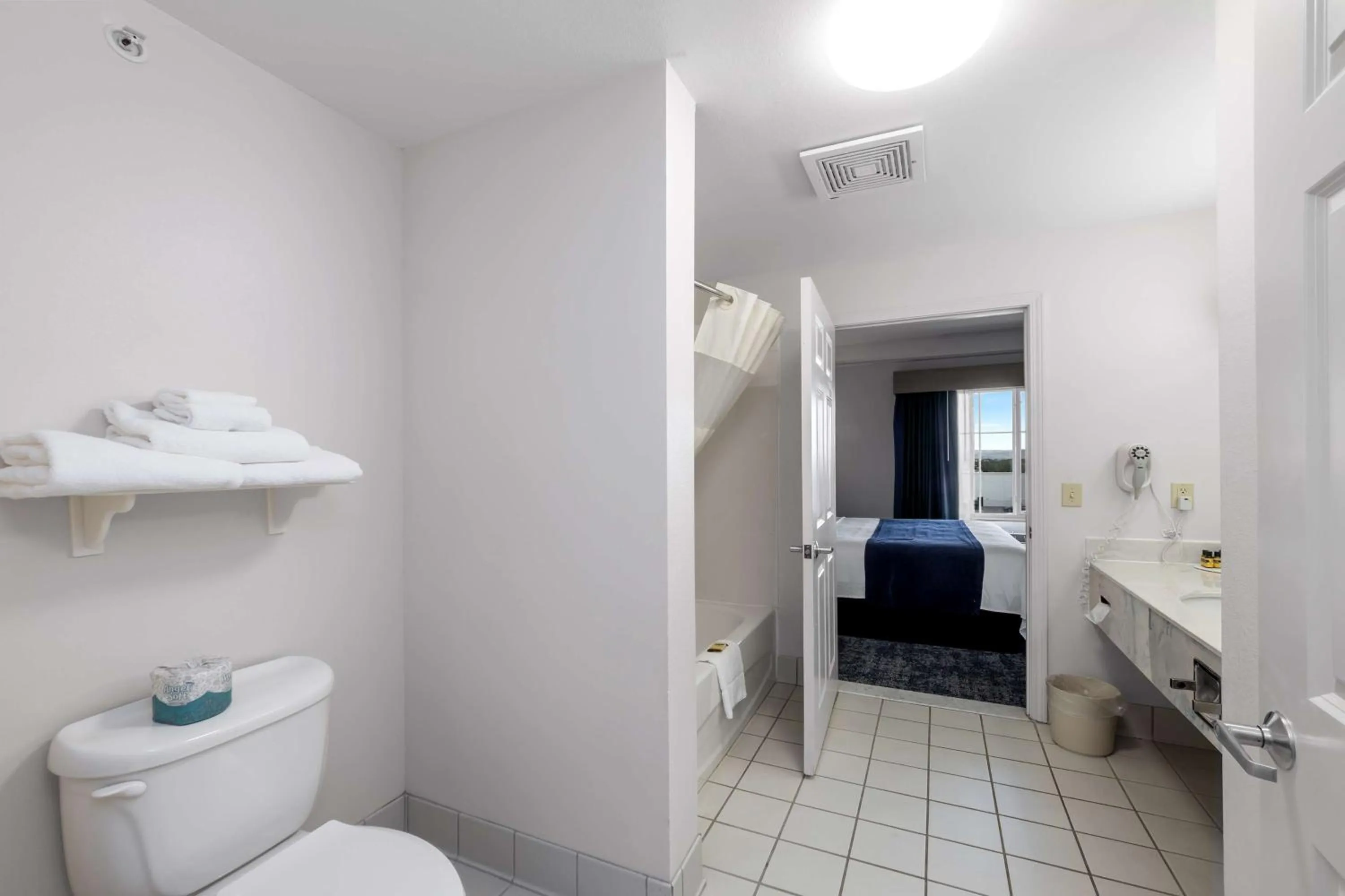 Shower, Bed in SureStay Plus Hotel by Best Western Billings