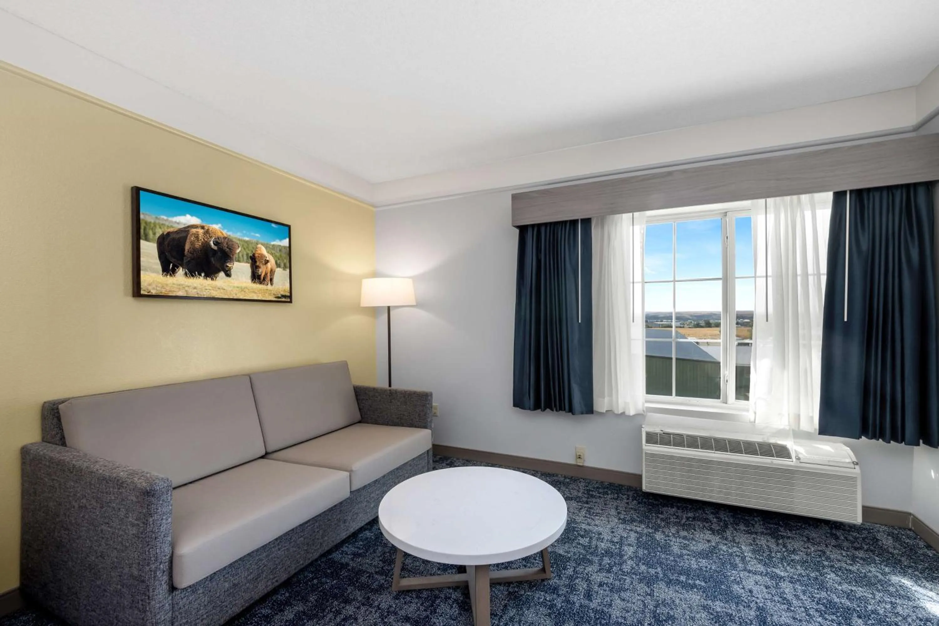 Living room in SureStay Plus Hotel by Best Western Billings