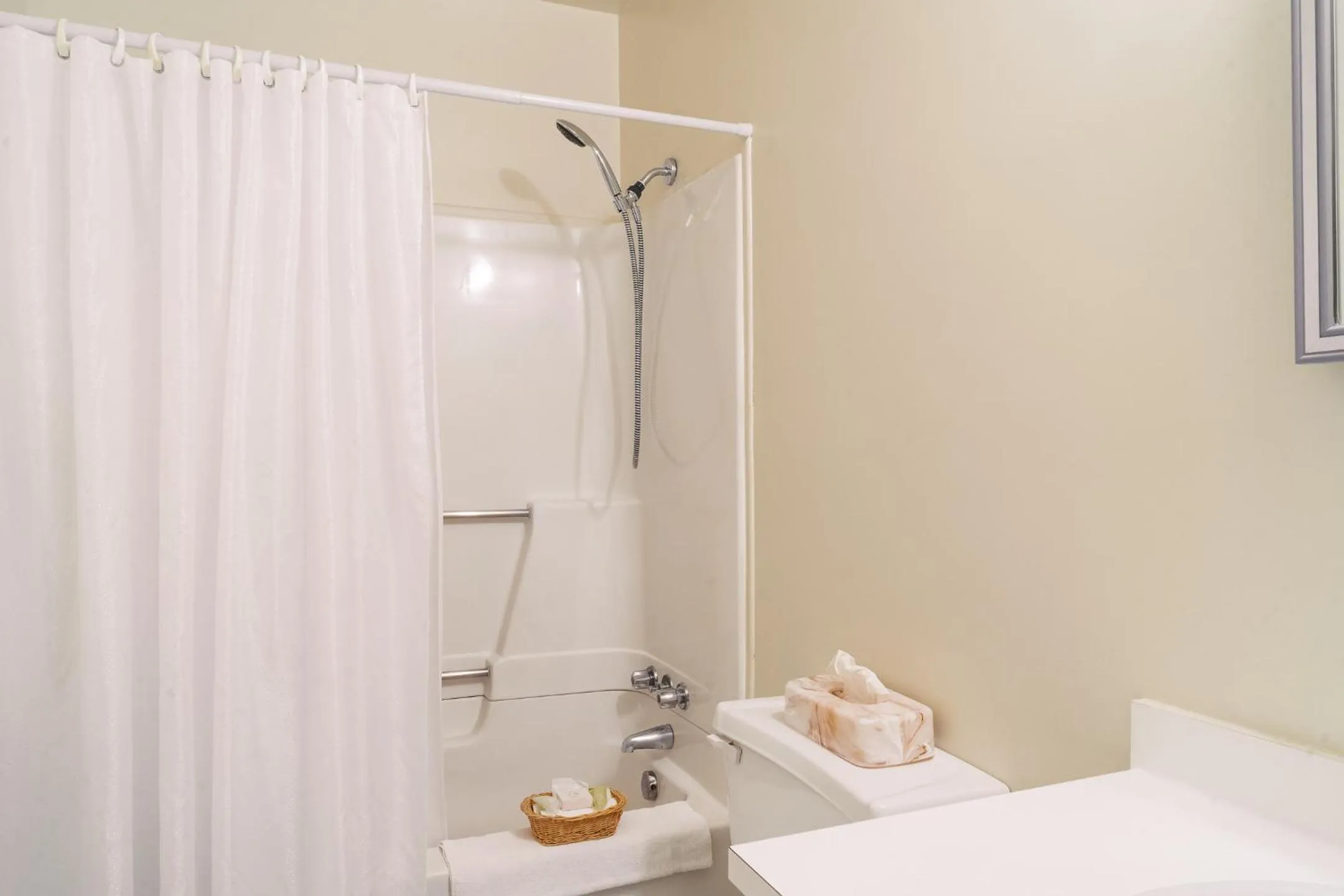 Bathroom, Bed in Mont Blanc Hôtel & Condos