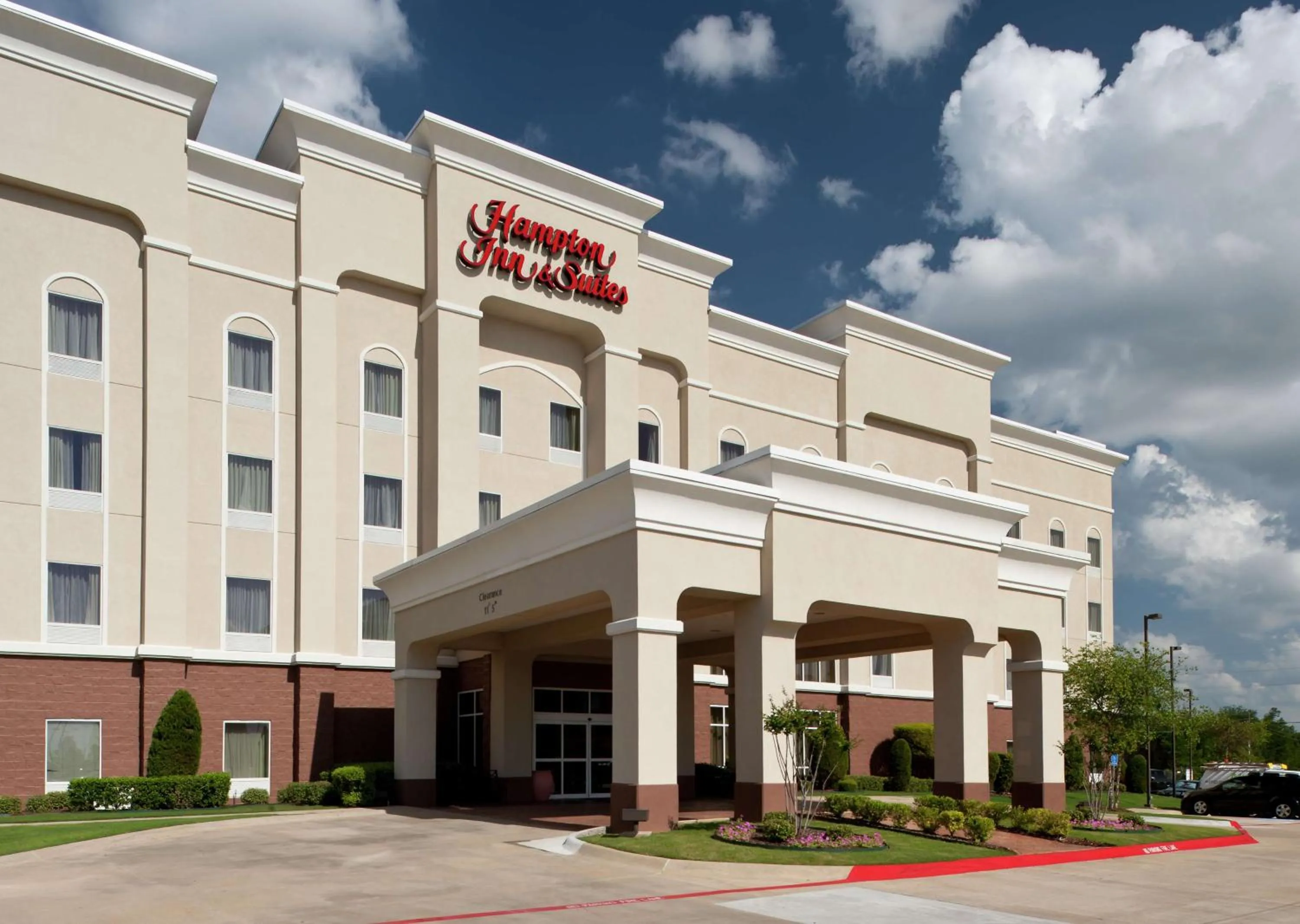 Property building in Hampton Inn & Suites Texarkana