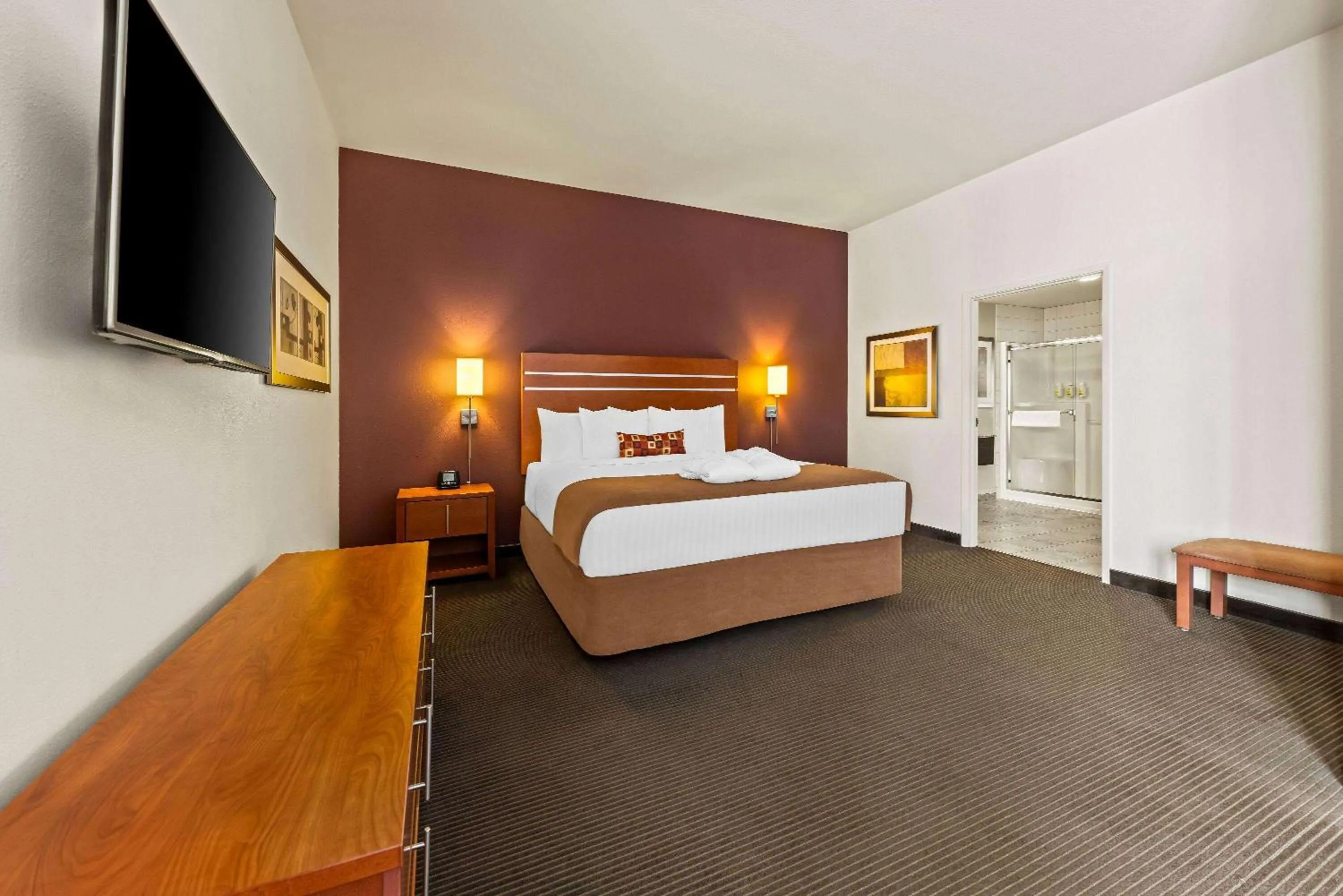 Photo of the whole room, Bed in Wingate by Wyndham Calgary South