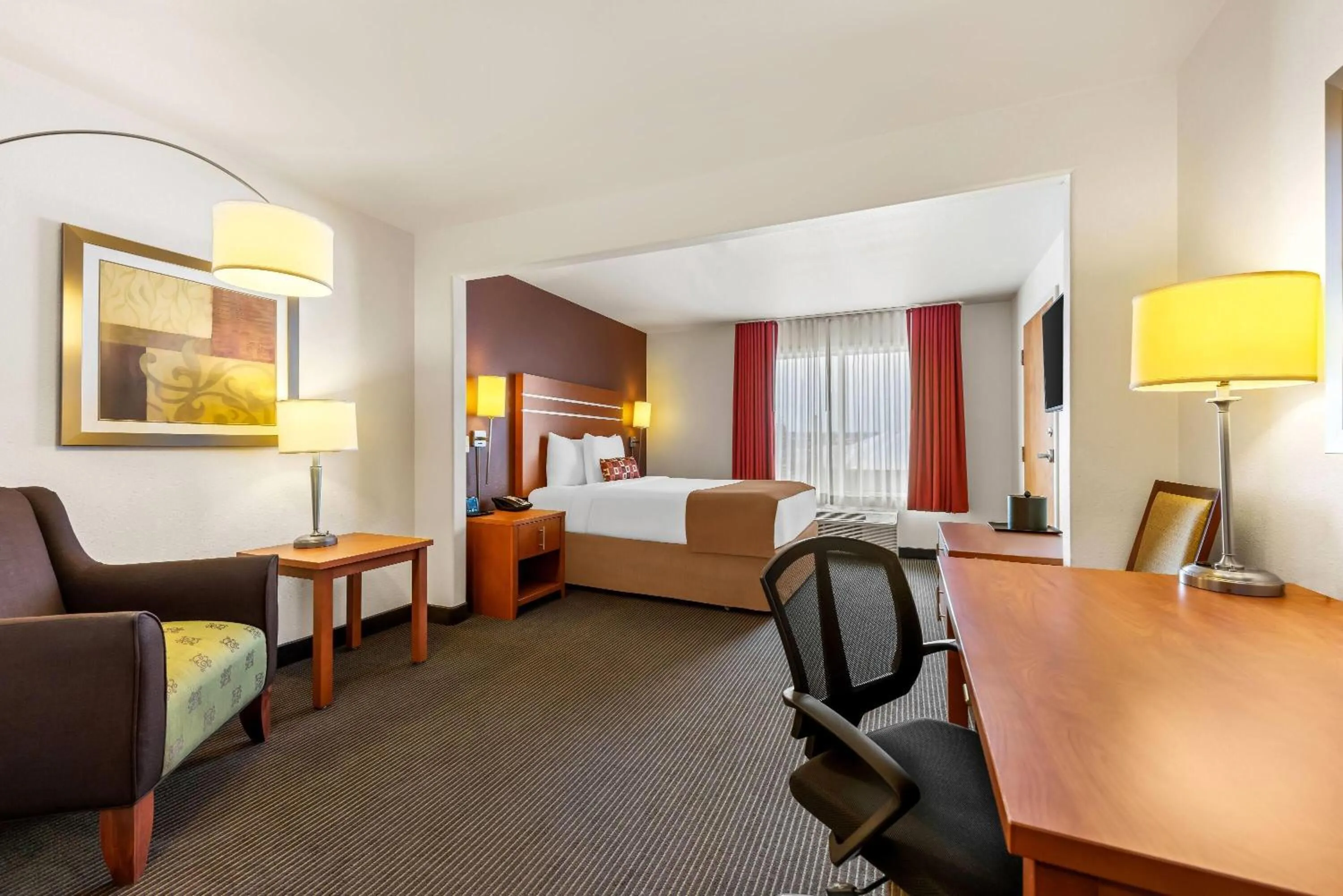 Photo of the whole room, Bed in Wingate by Wyndham Calgary South