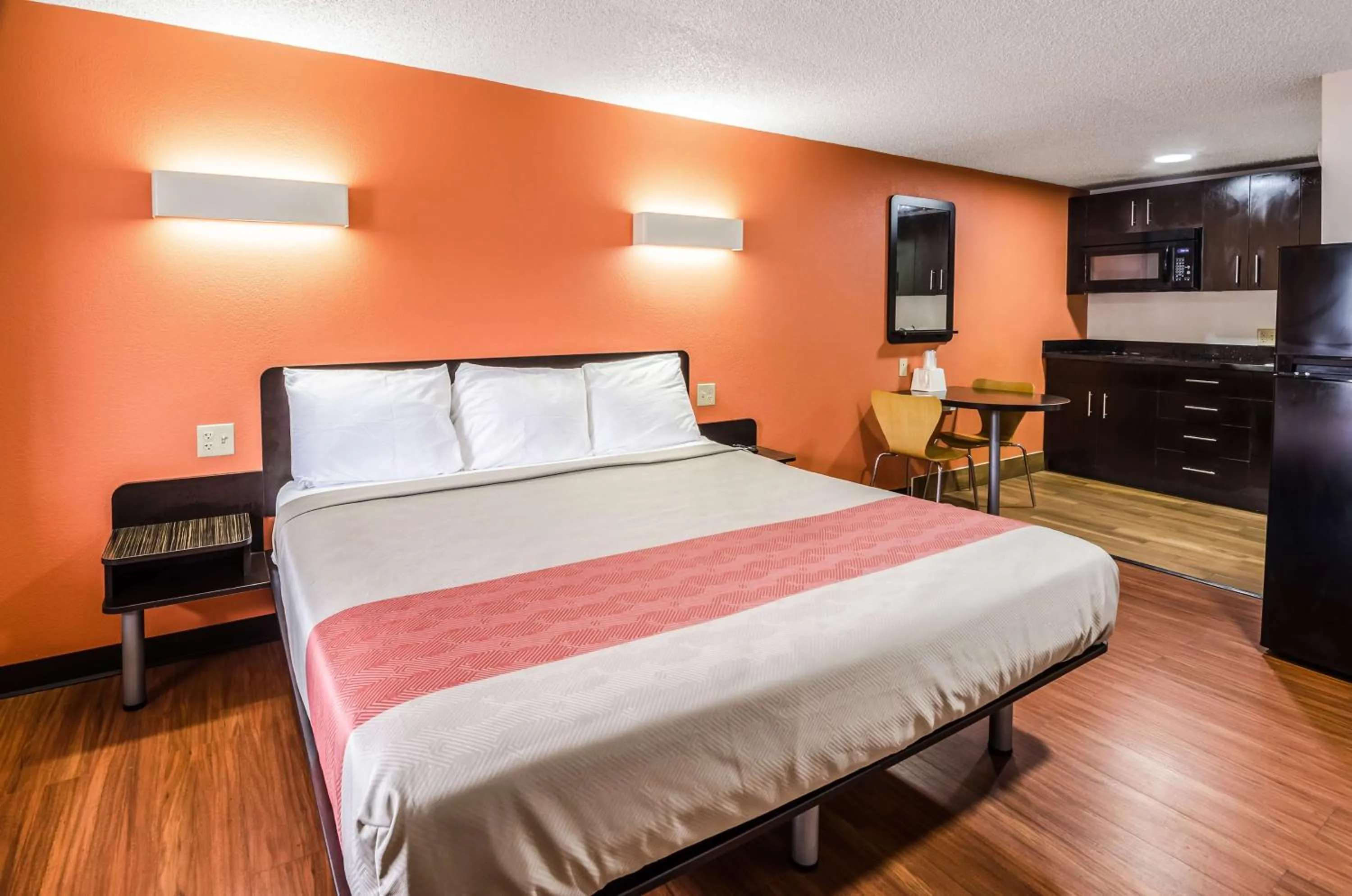 Bedroom, Bed in Motel 6-Troutville, VA