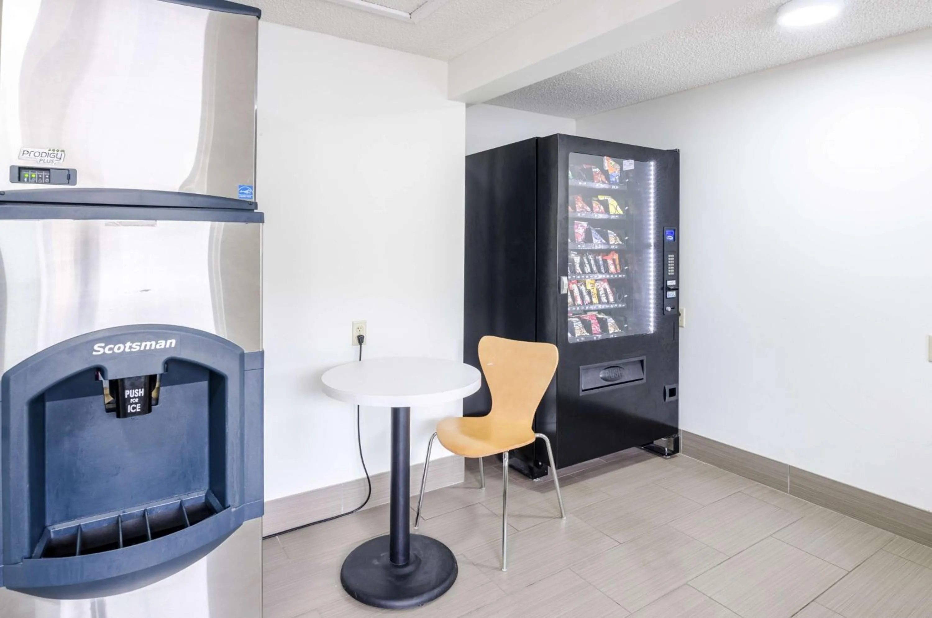 Seating area in Motel 6-Troutville, VA